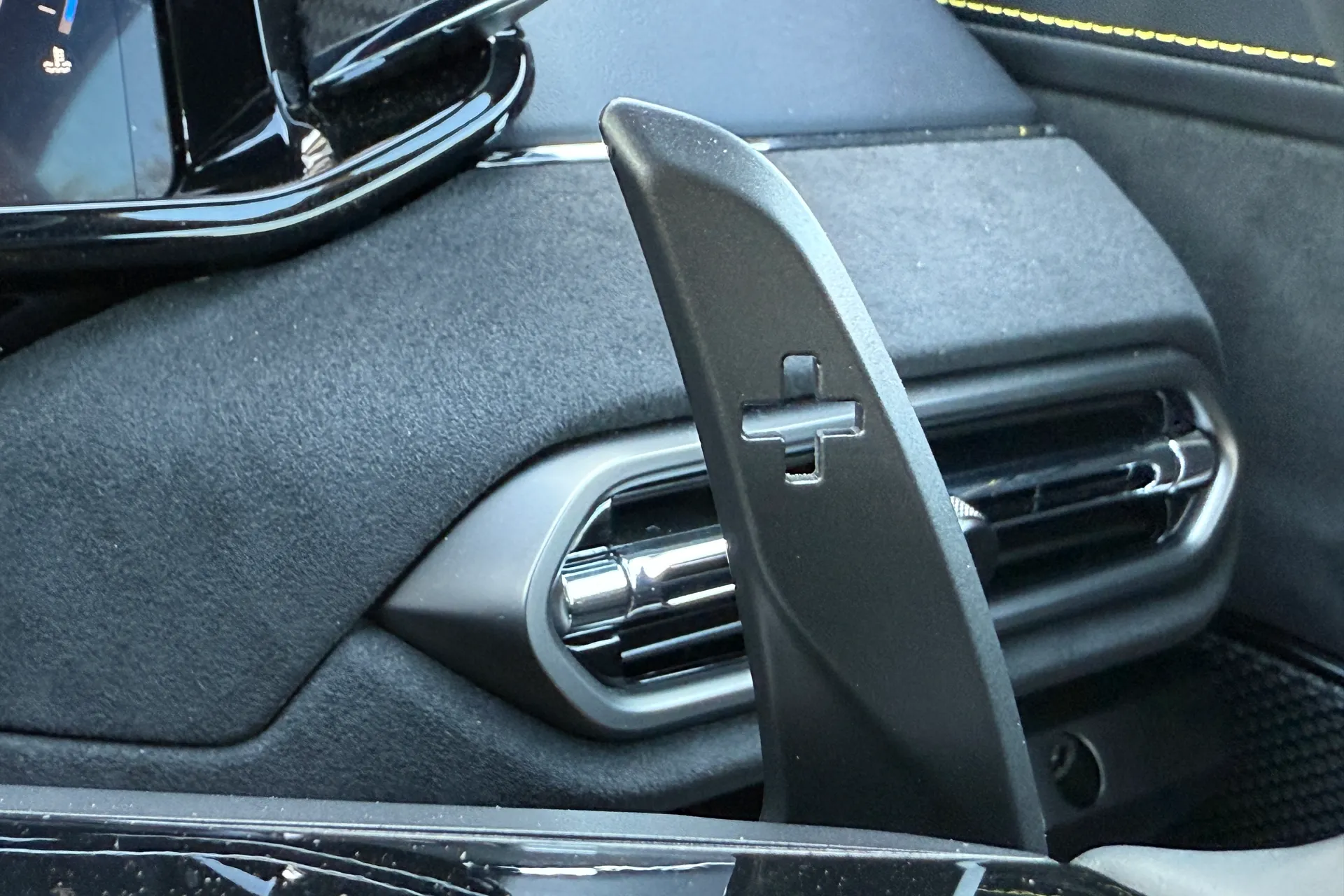 Aston Martin Vantage thumbnail image number 37