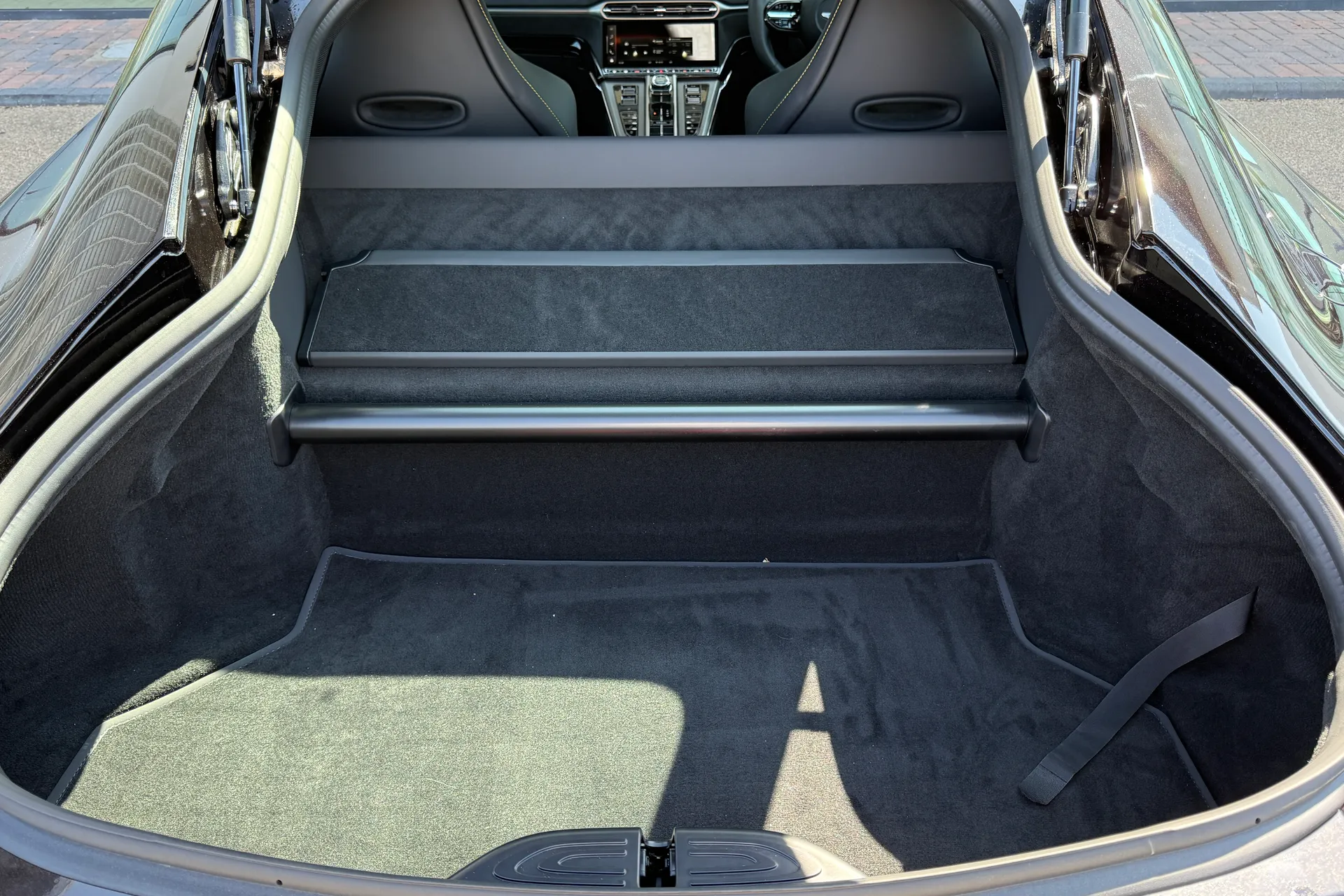 Aston Martin Vantage thumbnail image number 22