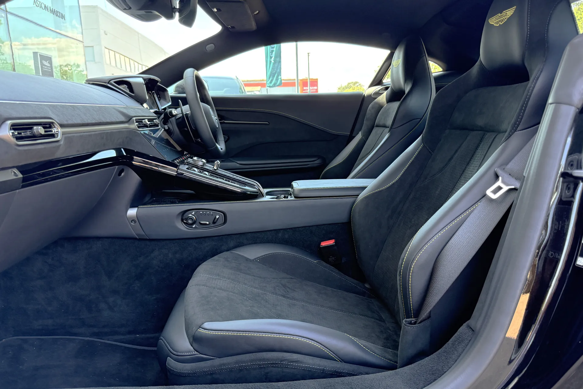 Aston Martin Vantage thumbnail image number 12