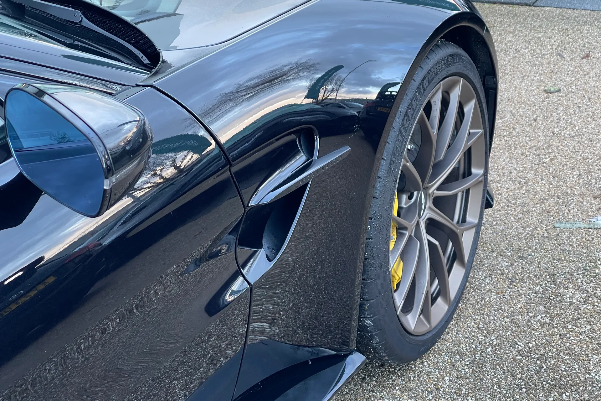 Aston Martin Vantage thumbnail image number 9