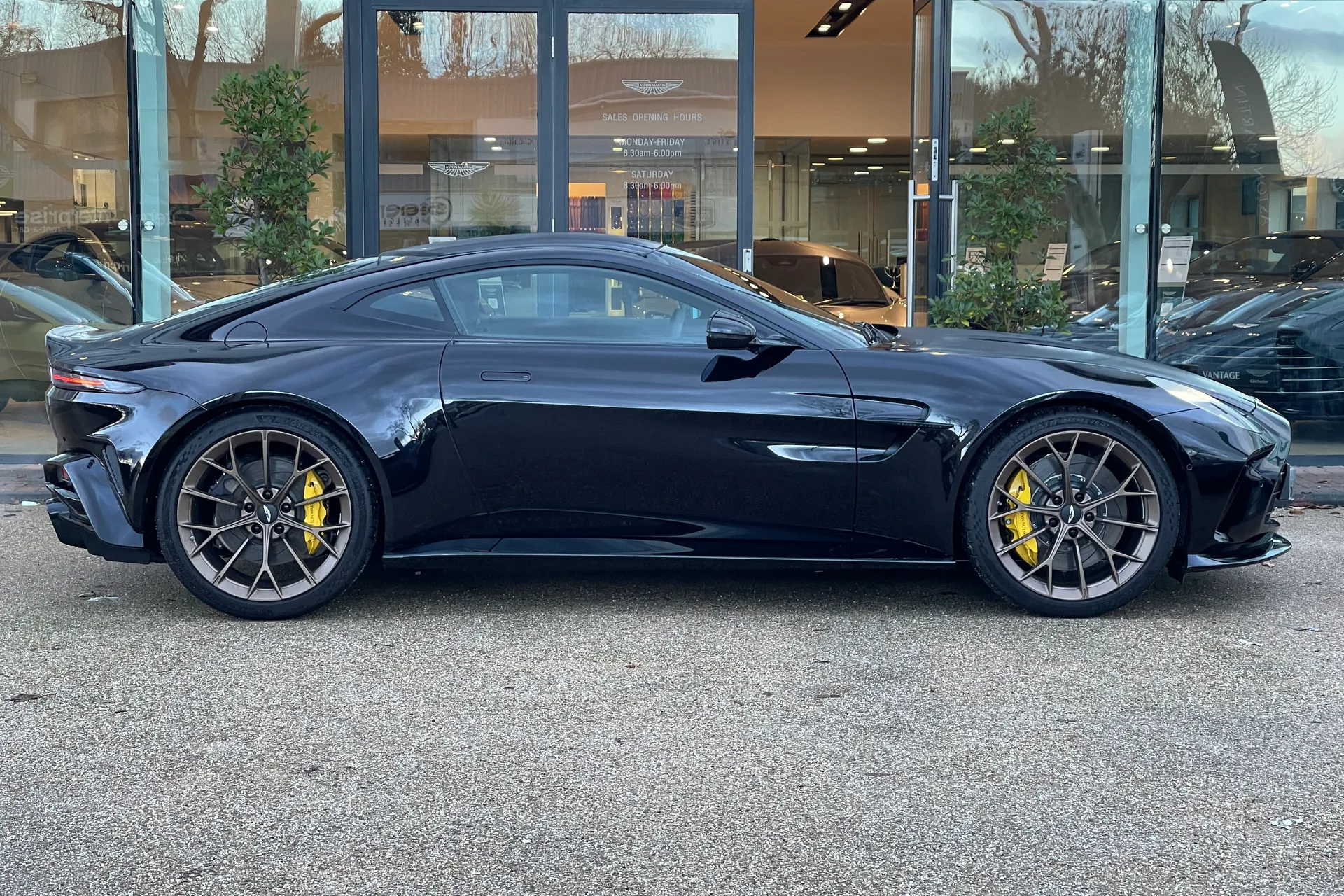 Aston Martin Vantage thumbnail image number 17