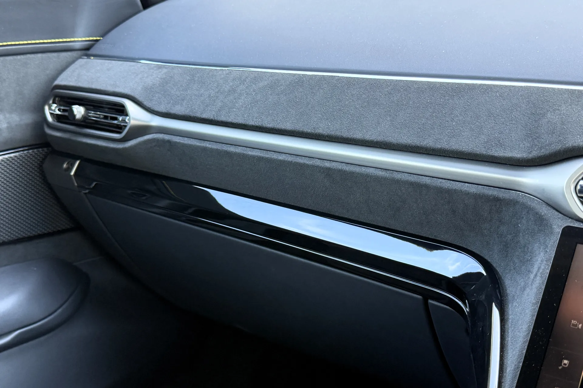 Aston Martin Vantage thumbnail image number 33