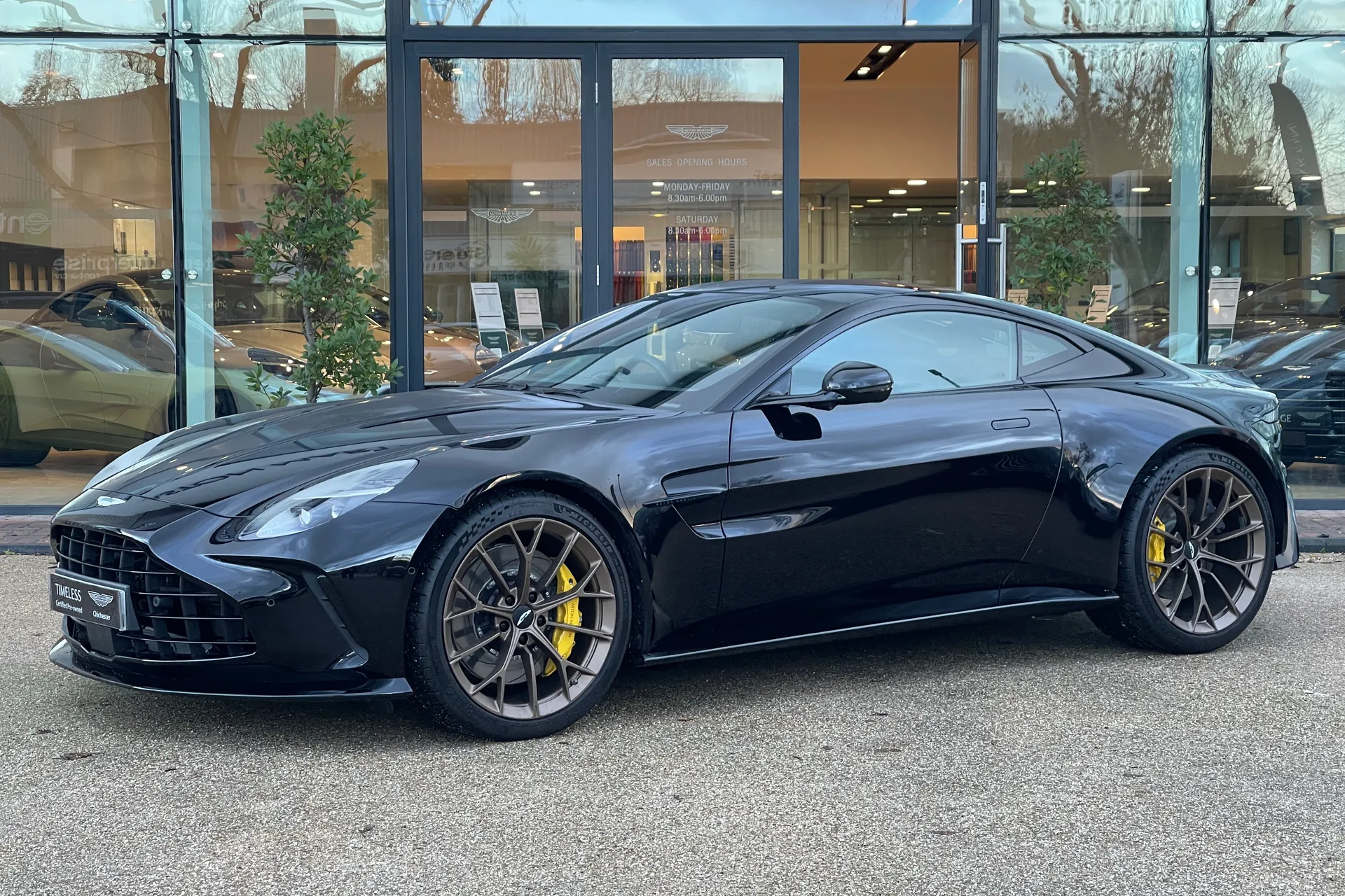 Aston Martin Vantage thumbnail image number 18