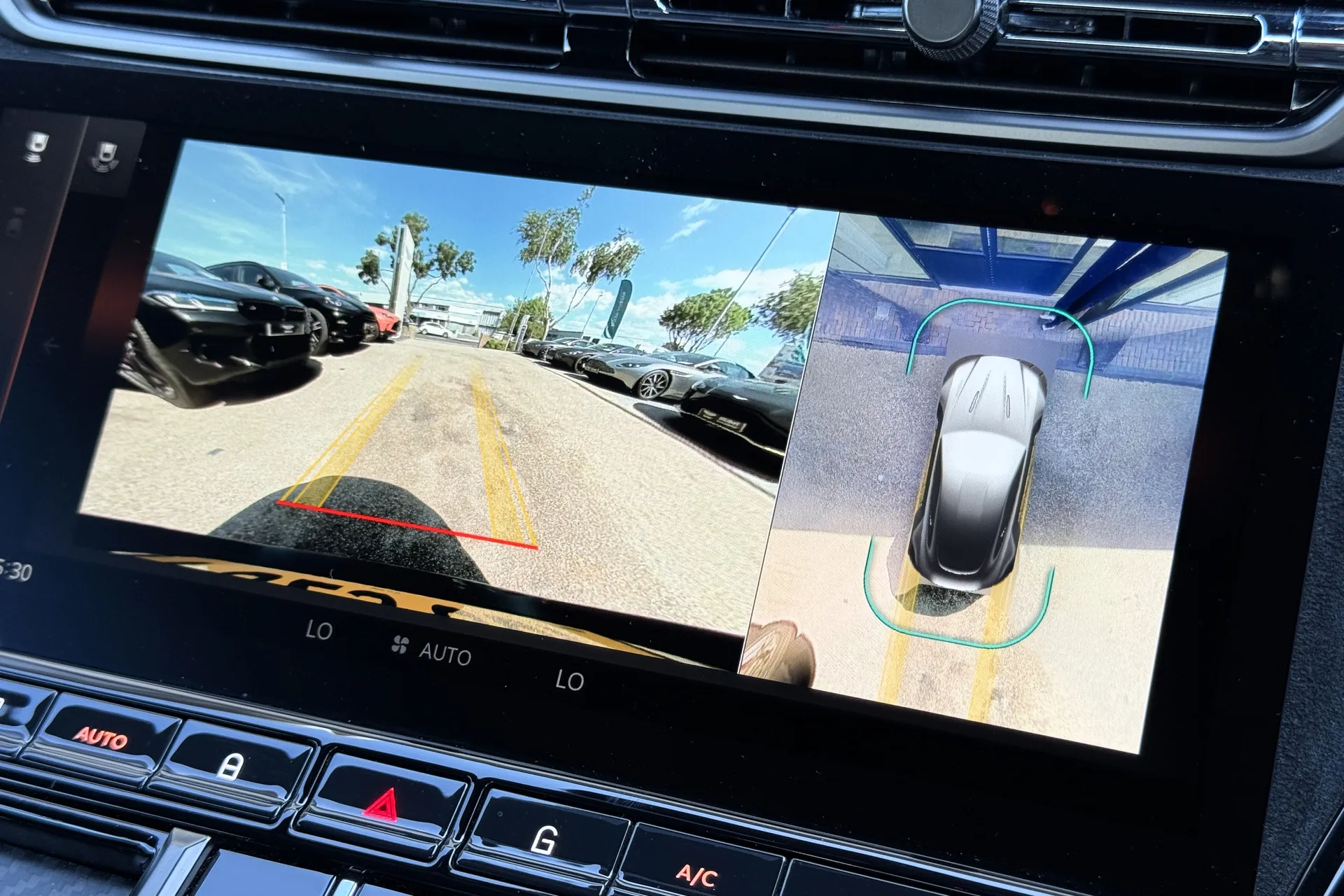 Aston Martin Vantage thumbnail image number 31