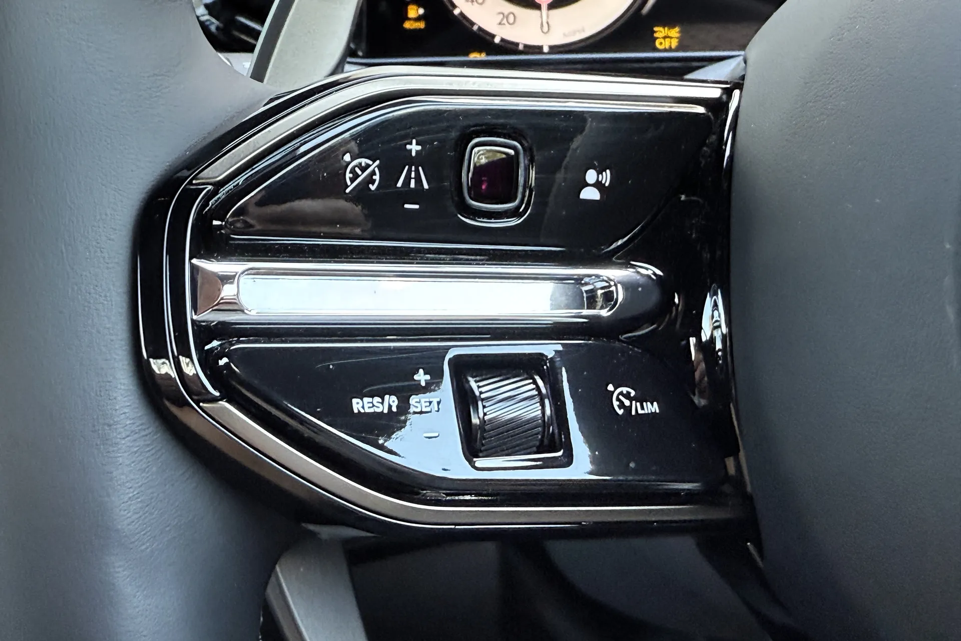 Aston Martin Vantage thumbnail image number 34