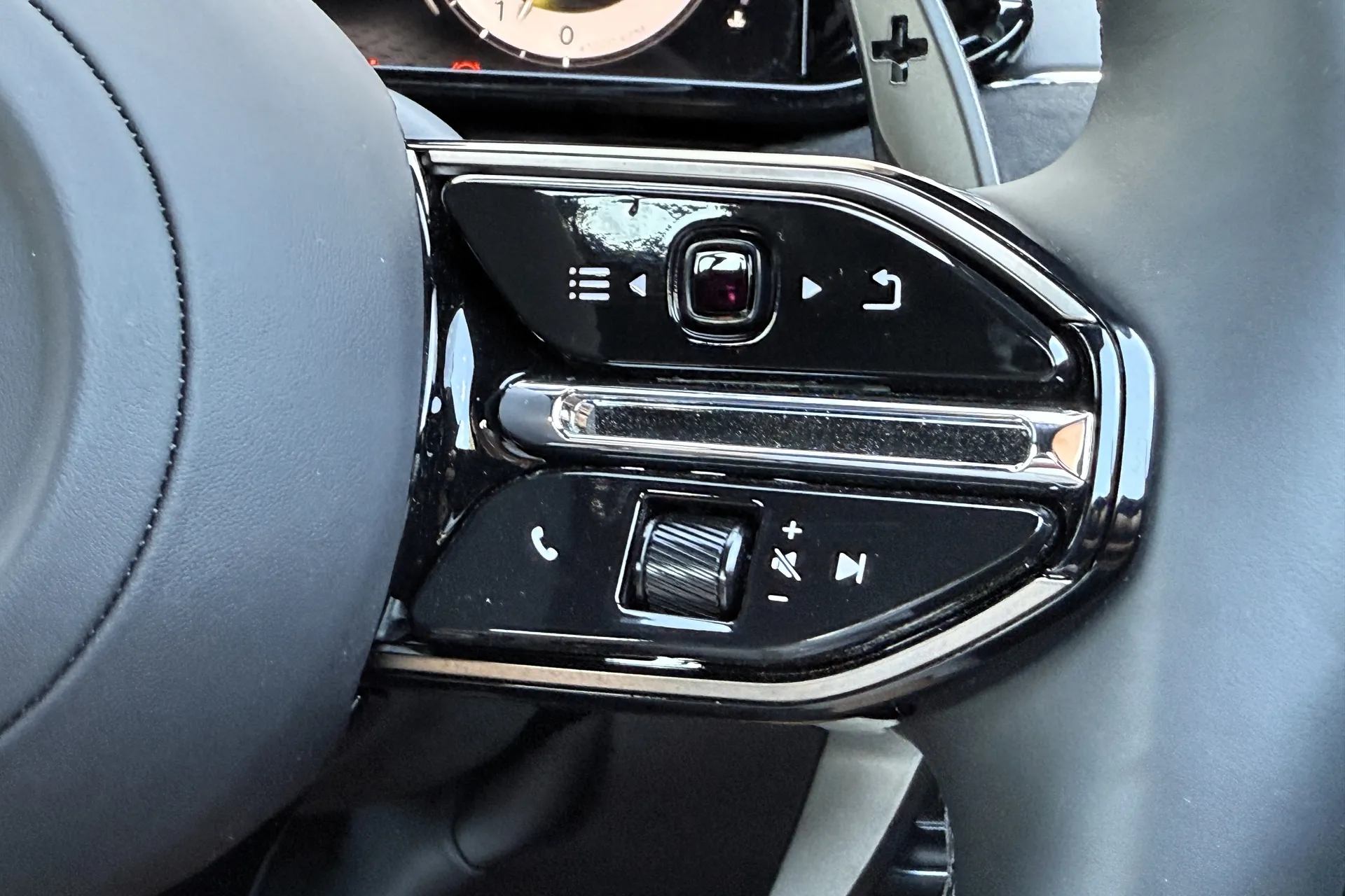 Aston Martin Vantage thumbnail image number 35