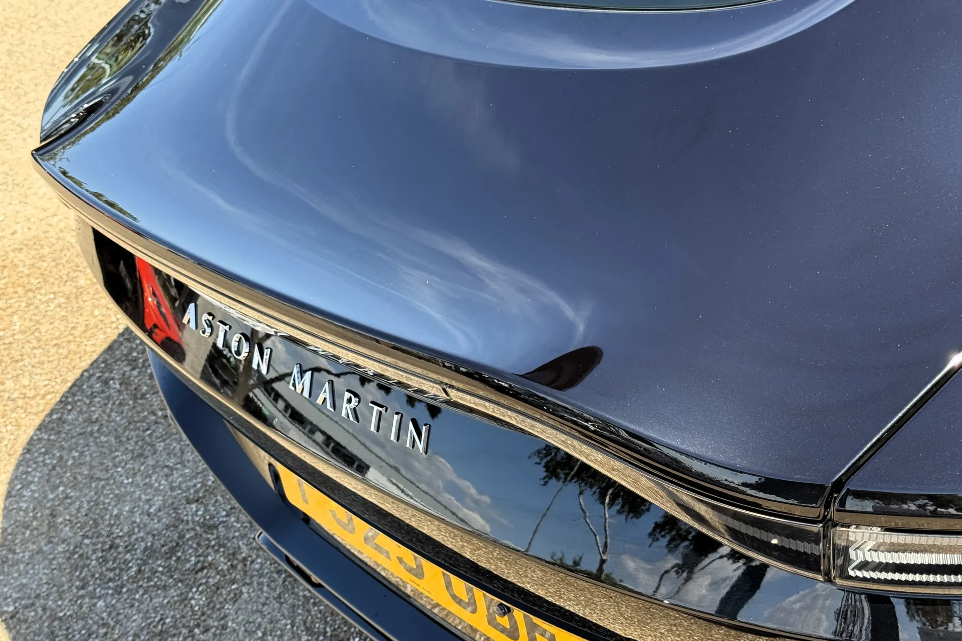 Aston Martin Vantage thumbnail image number 20