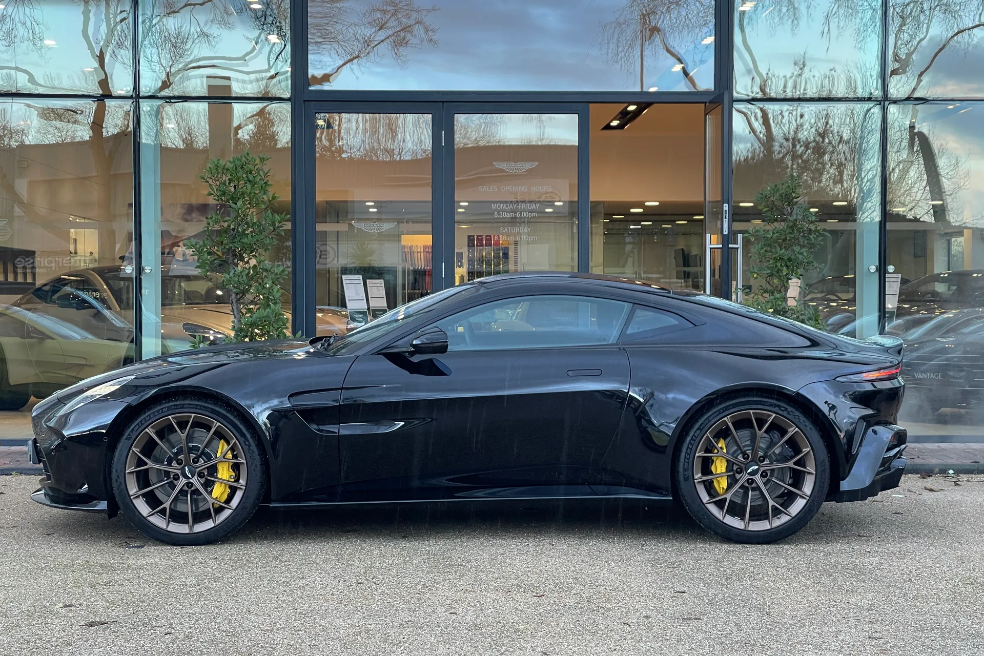 Aston Martin Vantage thumbnail image number 16