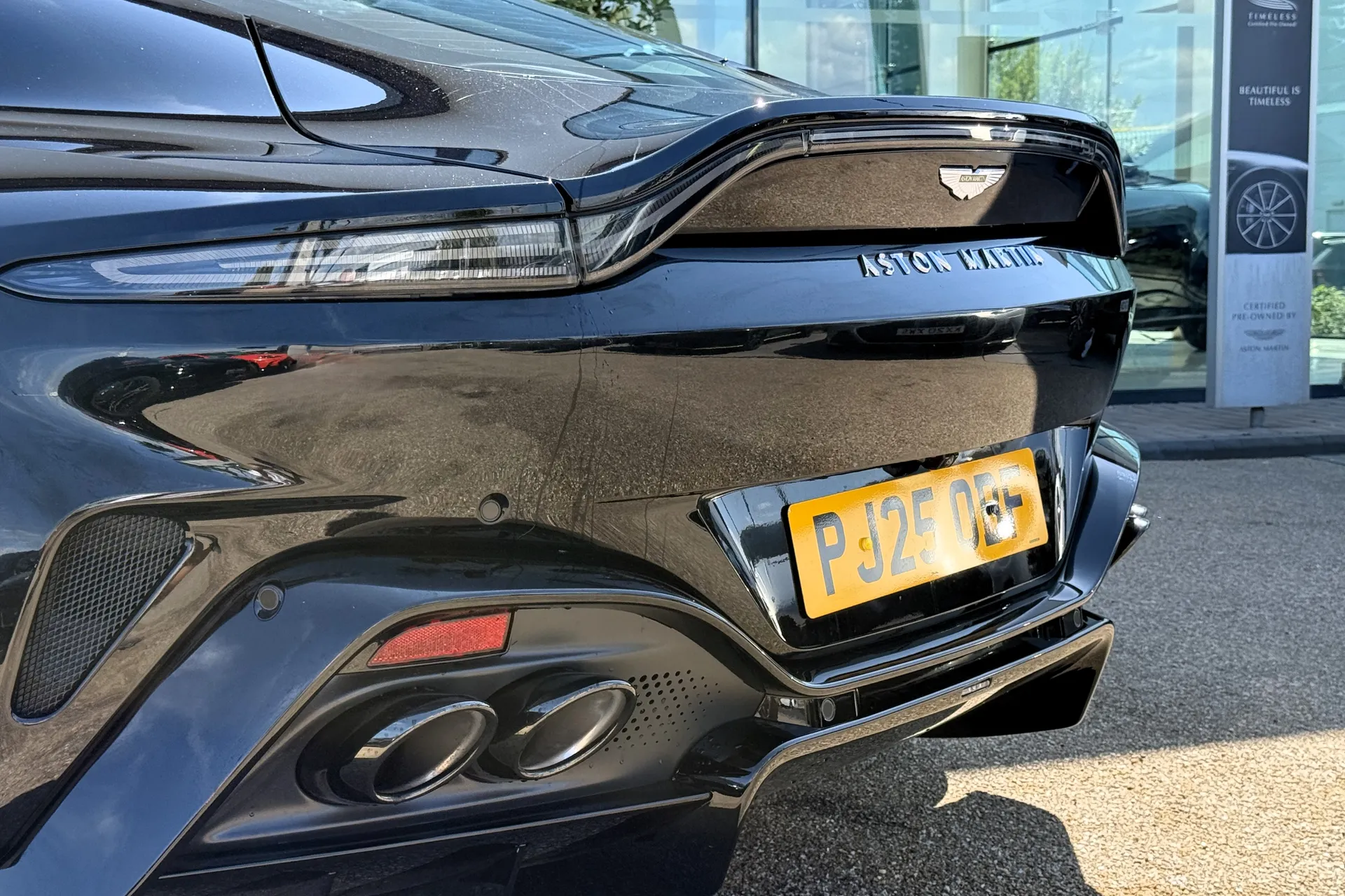 Aston Martin Vantage thumbnail image number 13