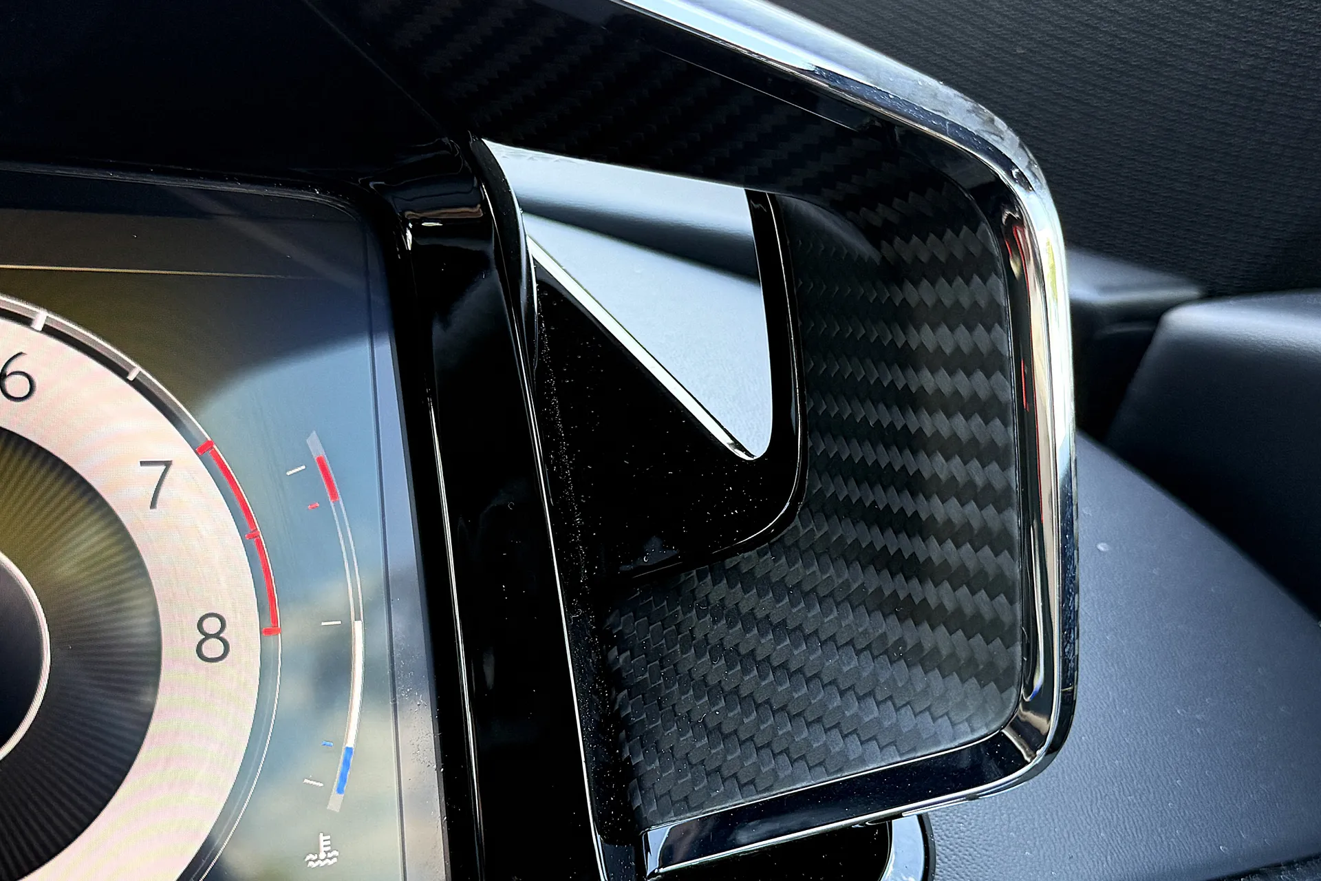 Aston Martin Vantage thumbnail image number 38