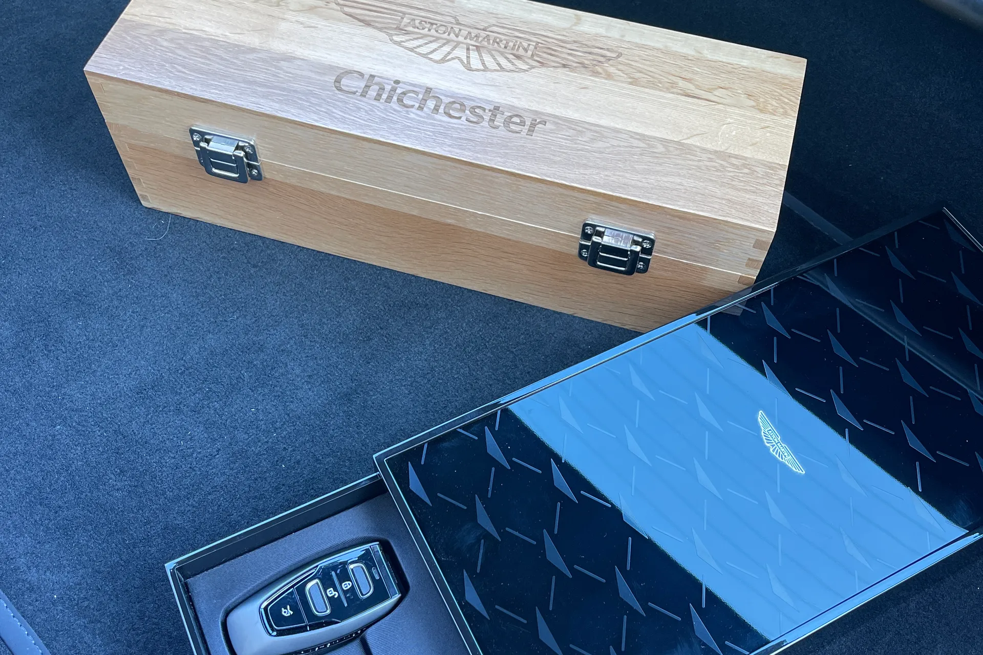 Aston Martin Vantage thumbnail image number 44