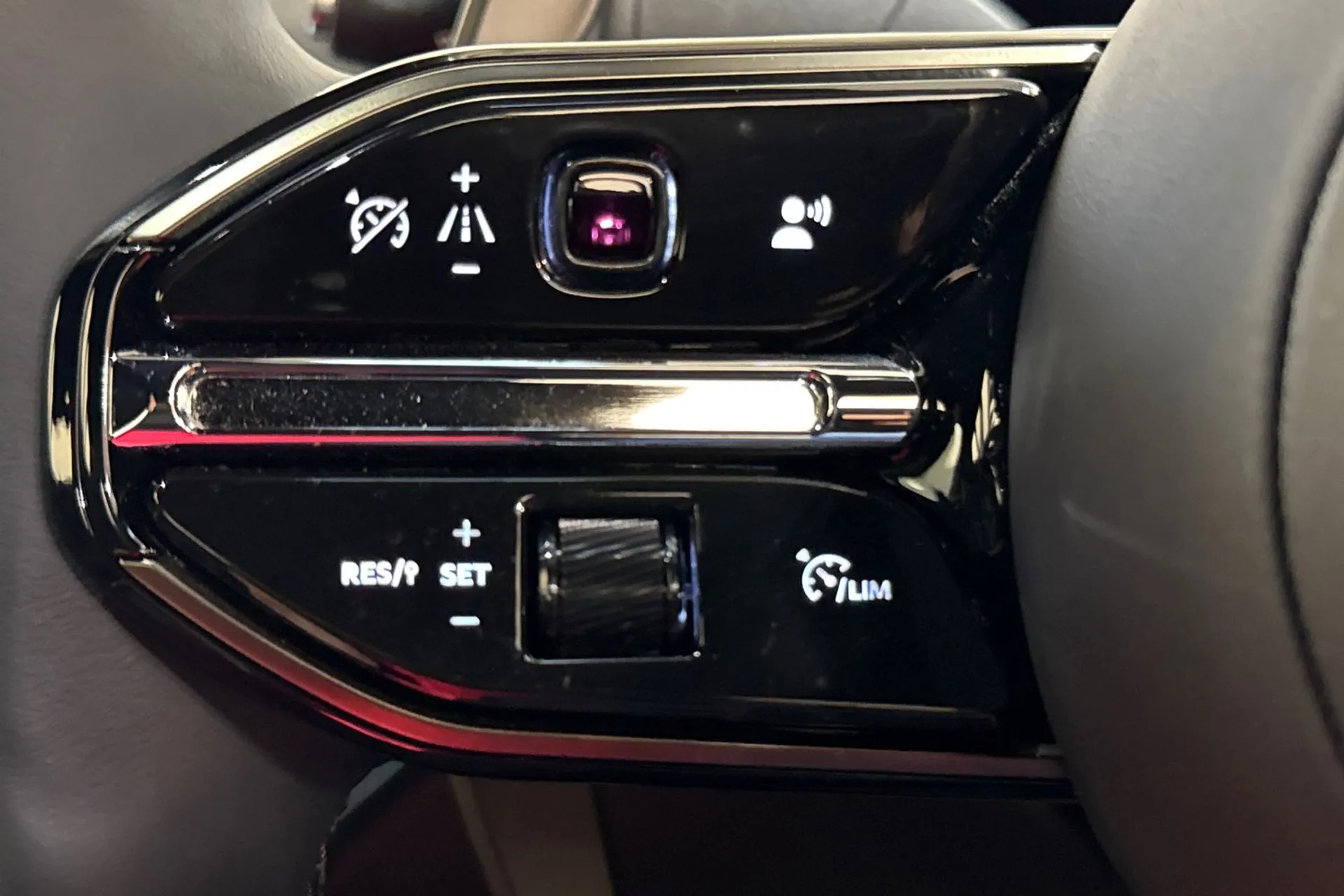 Aston Martin Vantage thumbnail image number 38