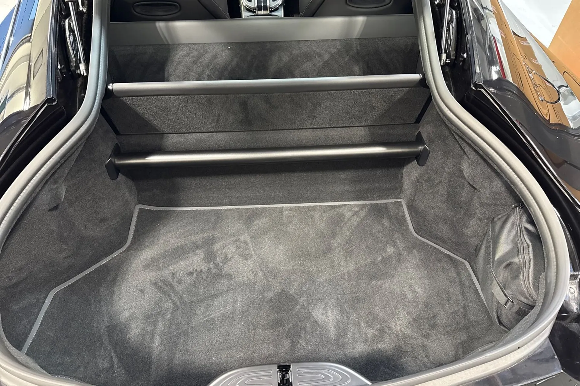 Aston Martin Vantage thumbnail image number 23