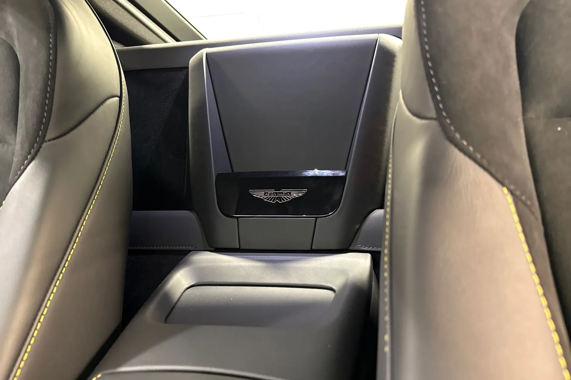 Aston Martin Vantage thumbnail image number 31