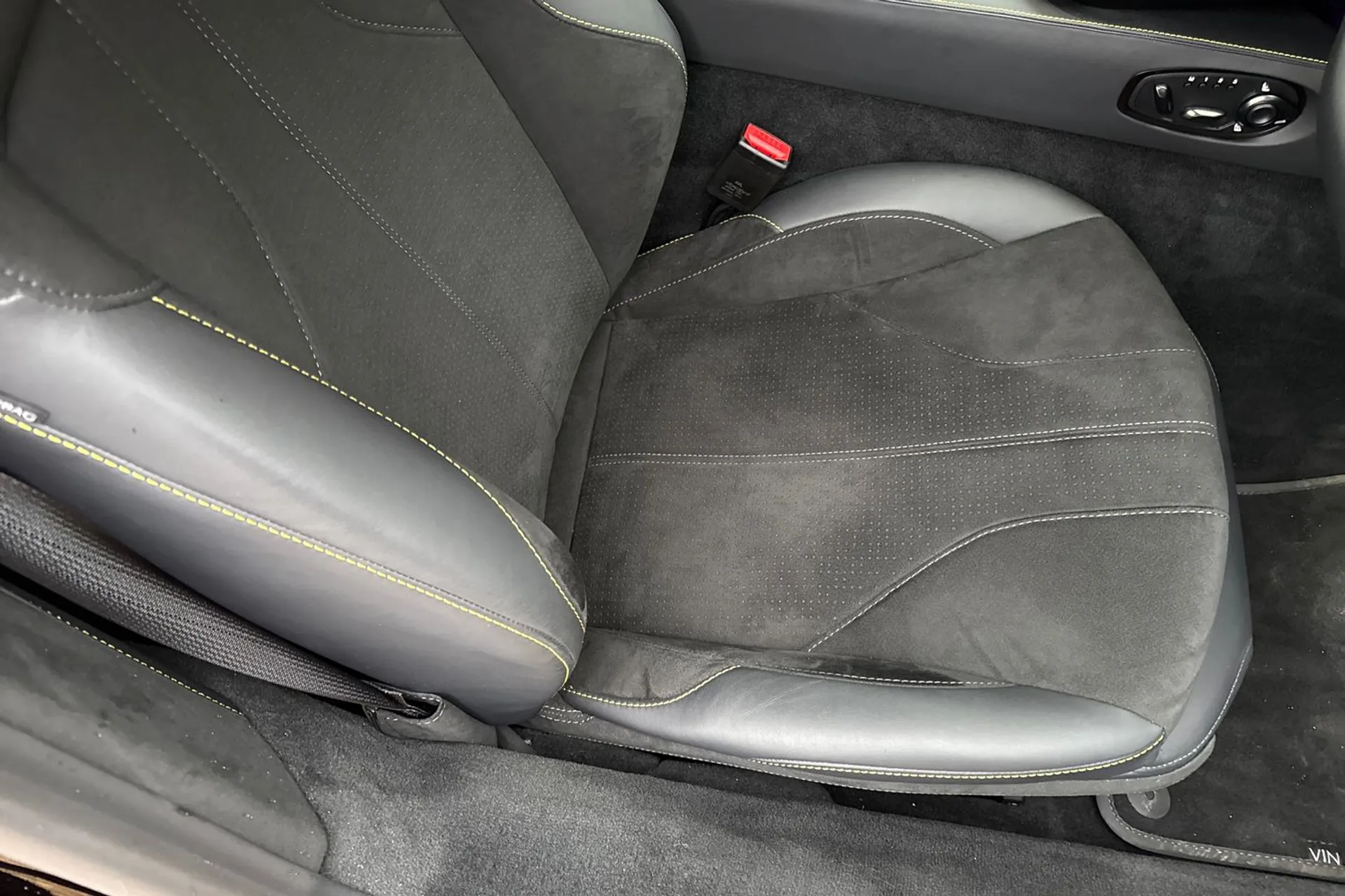 Aston Martin Vantage thumbnail image number 35