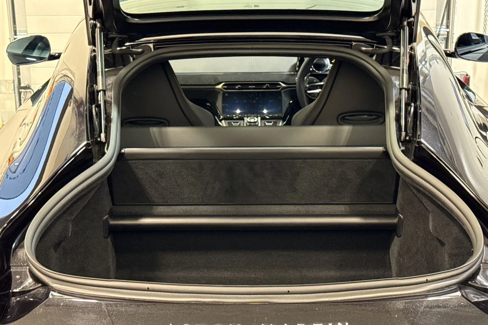 Aston Martin Vantage thumbnail image number 21