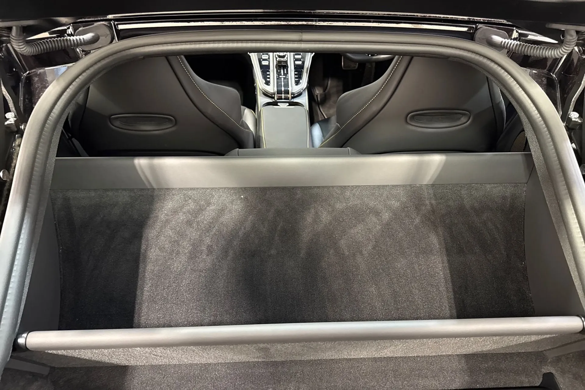 Aston Martin Vantage thumbnail image number 24