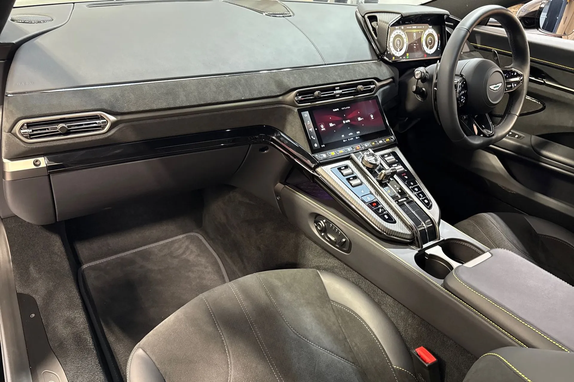 Aston Martin Vantage thumbnail image number 33