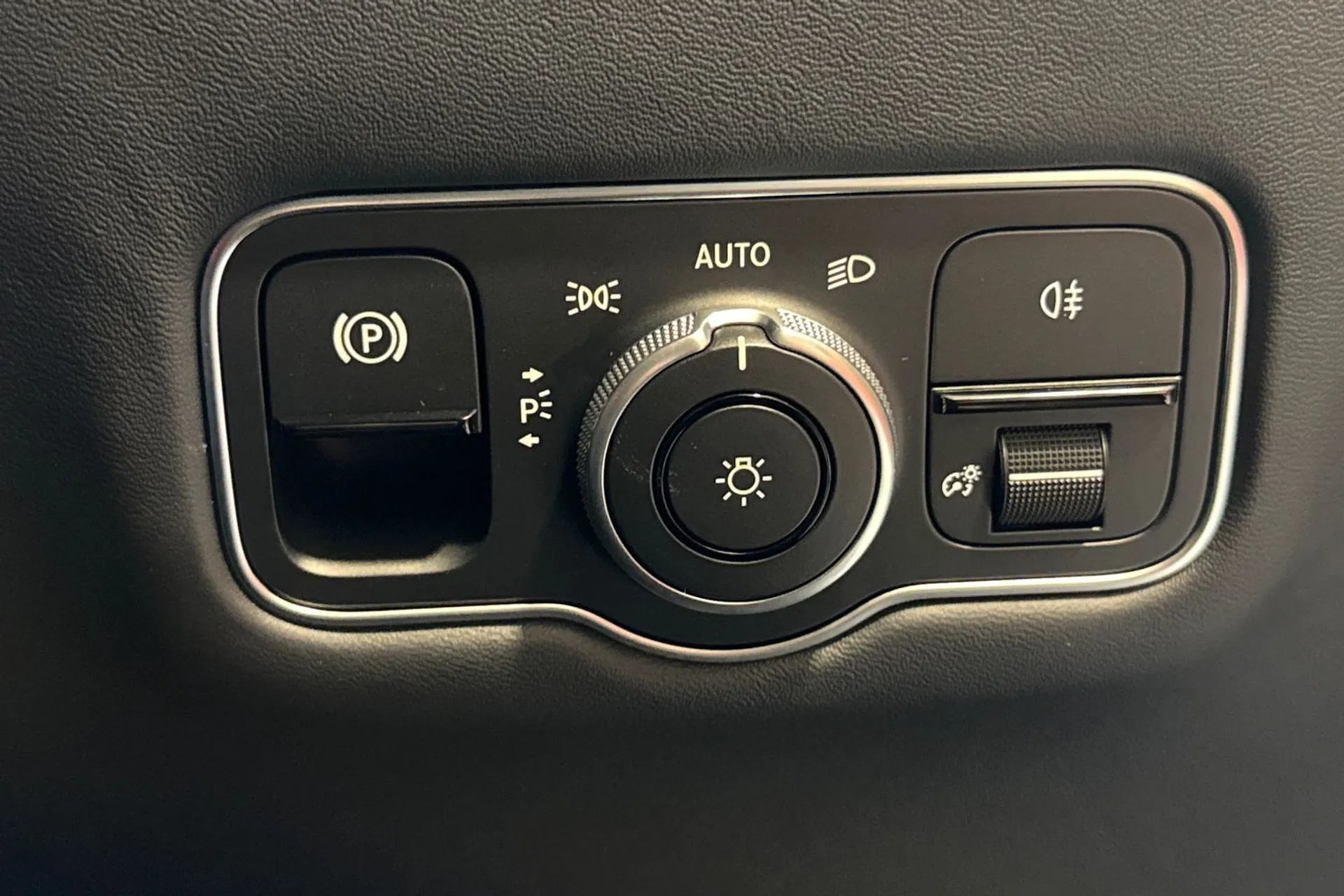 Aston Martin Vantage thumbnail image number 58