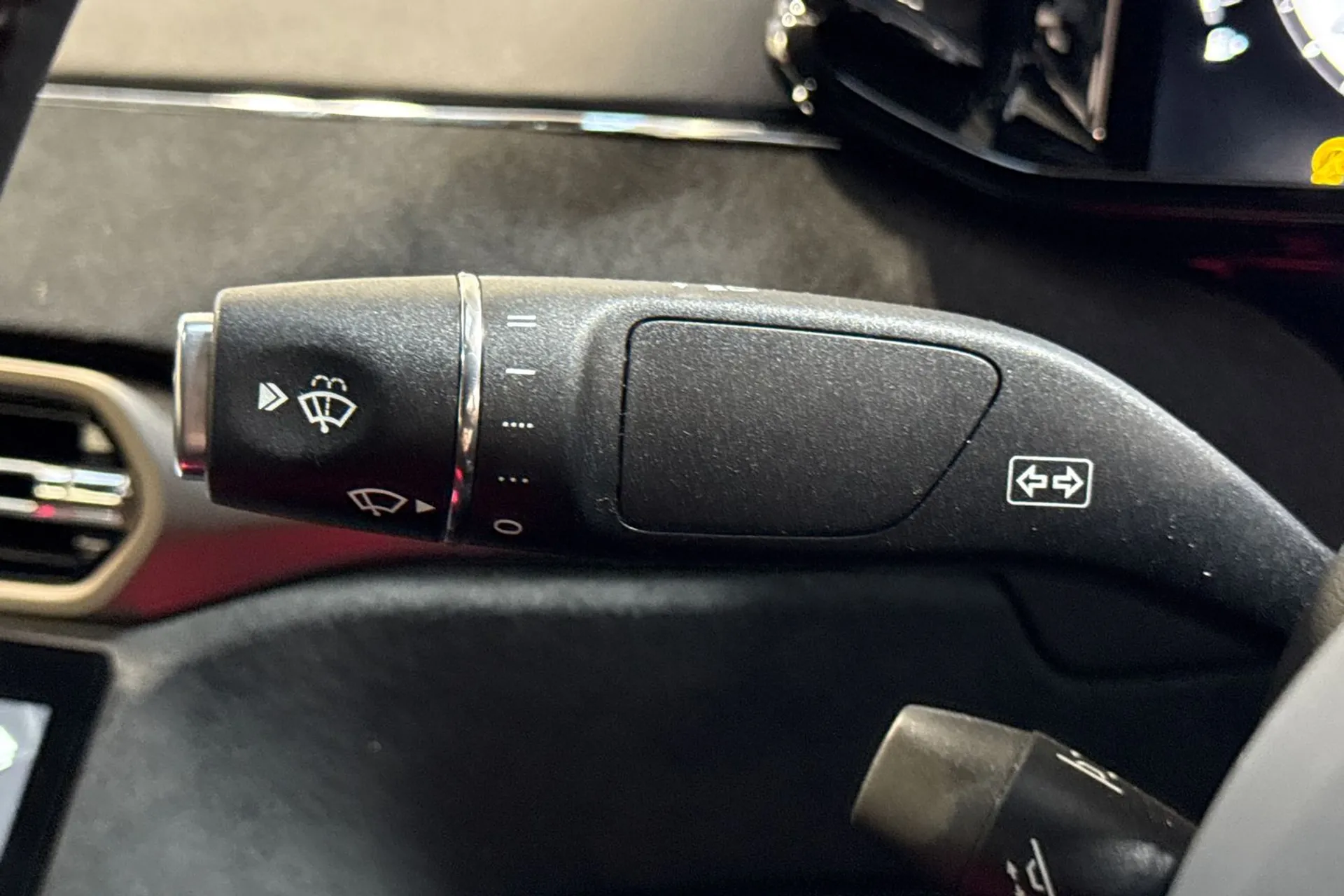 Aston Martin Vantage thumbnail image number 57