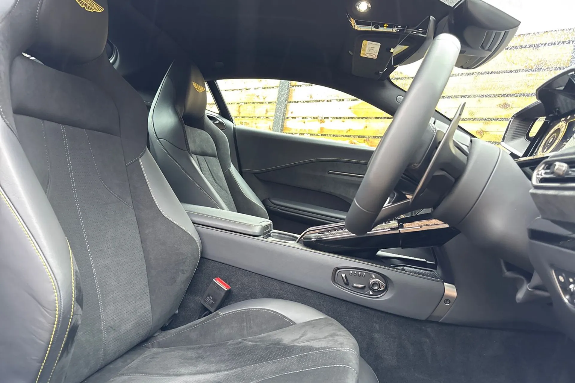 Aston Martin Vantage thumbnail image number 27