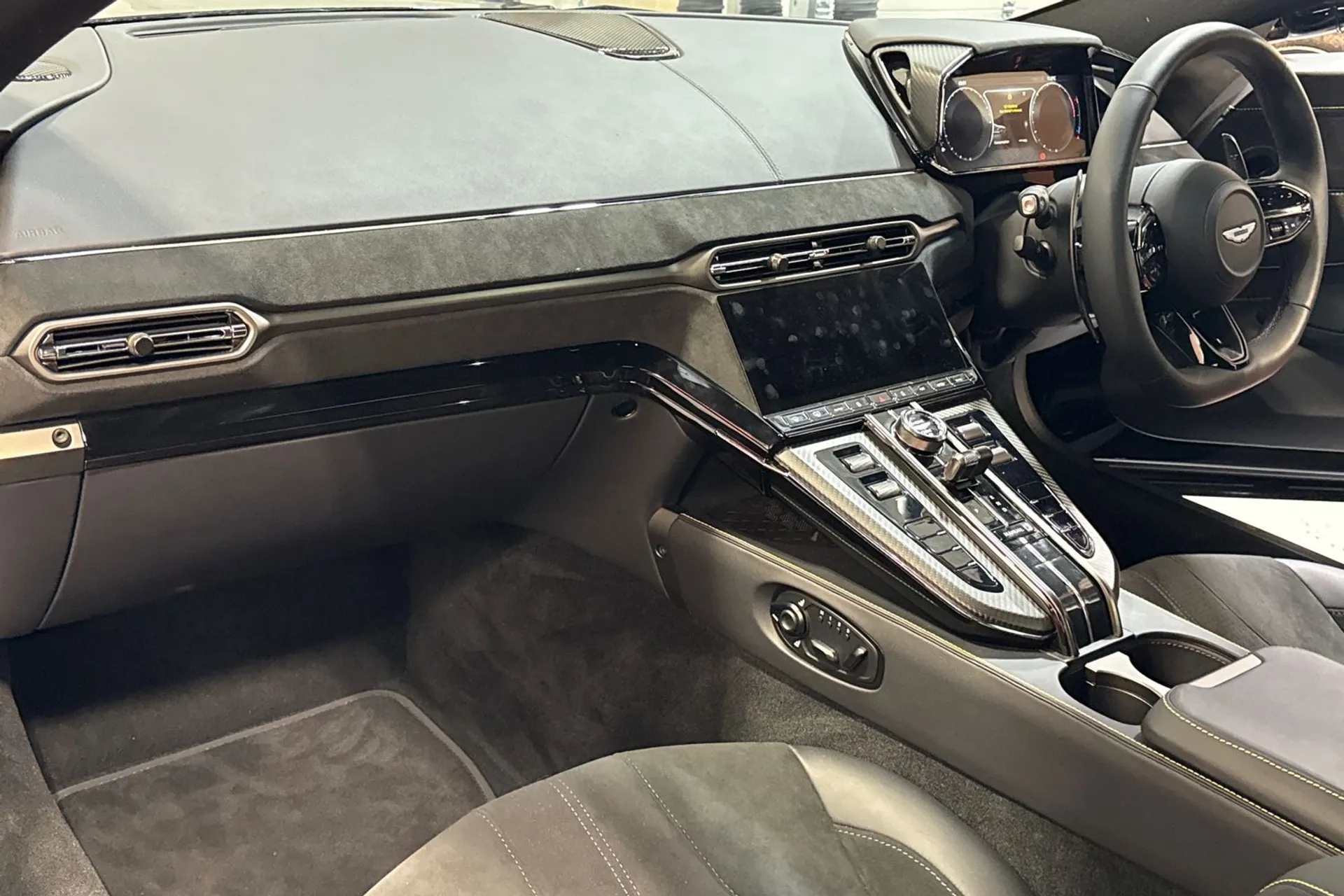 Aston Martin Vantage thumbnail image number 28