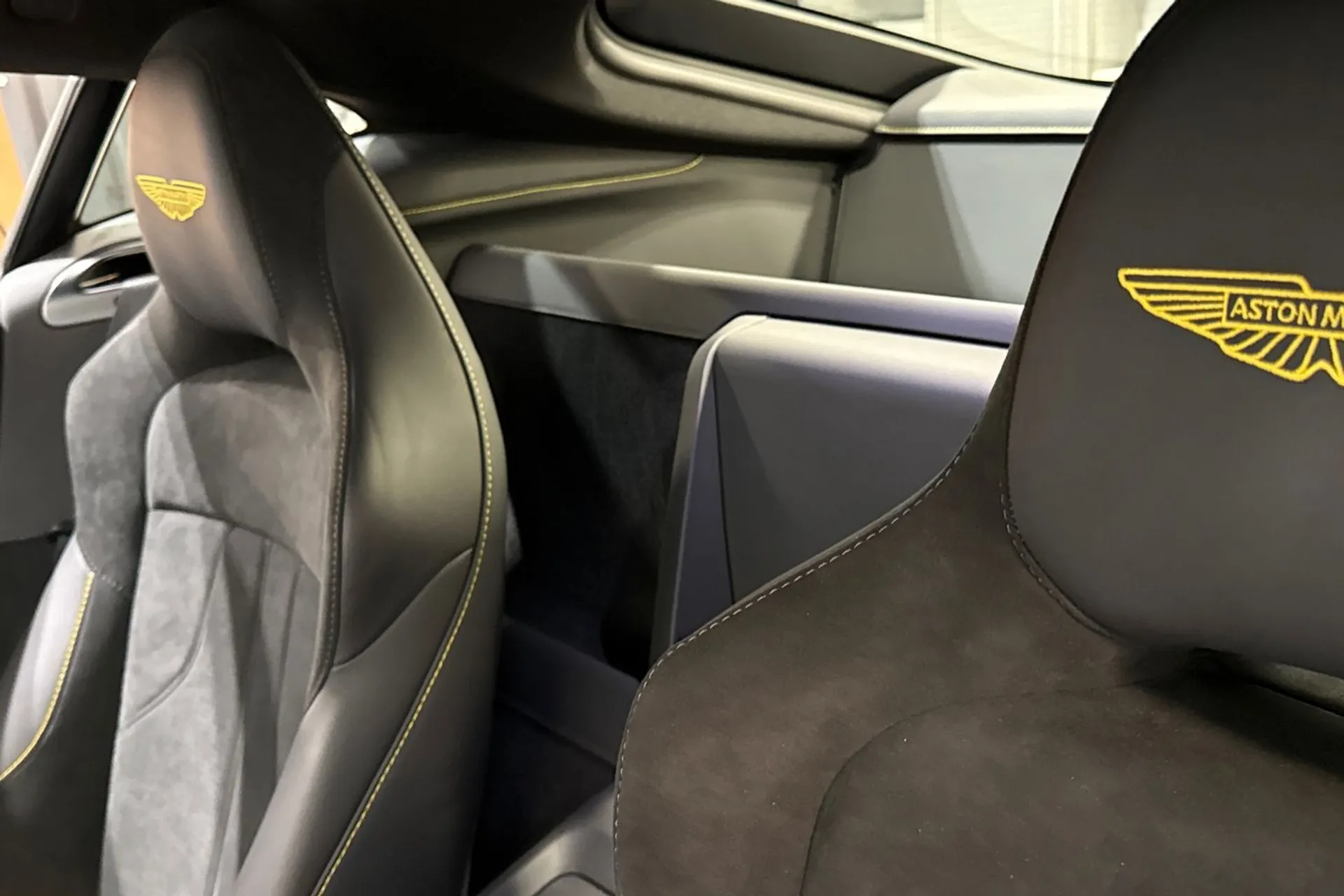 Aston Martin Vantage thumbnail image number 32