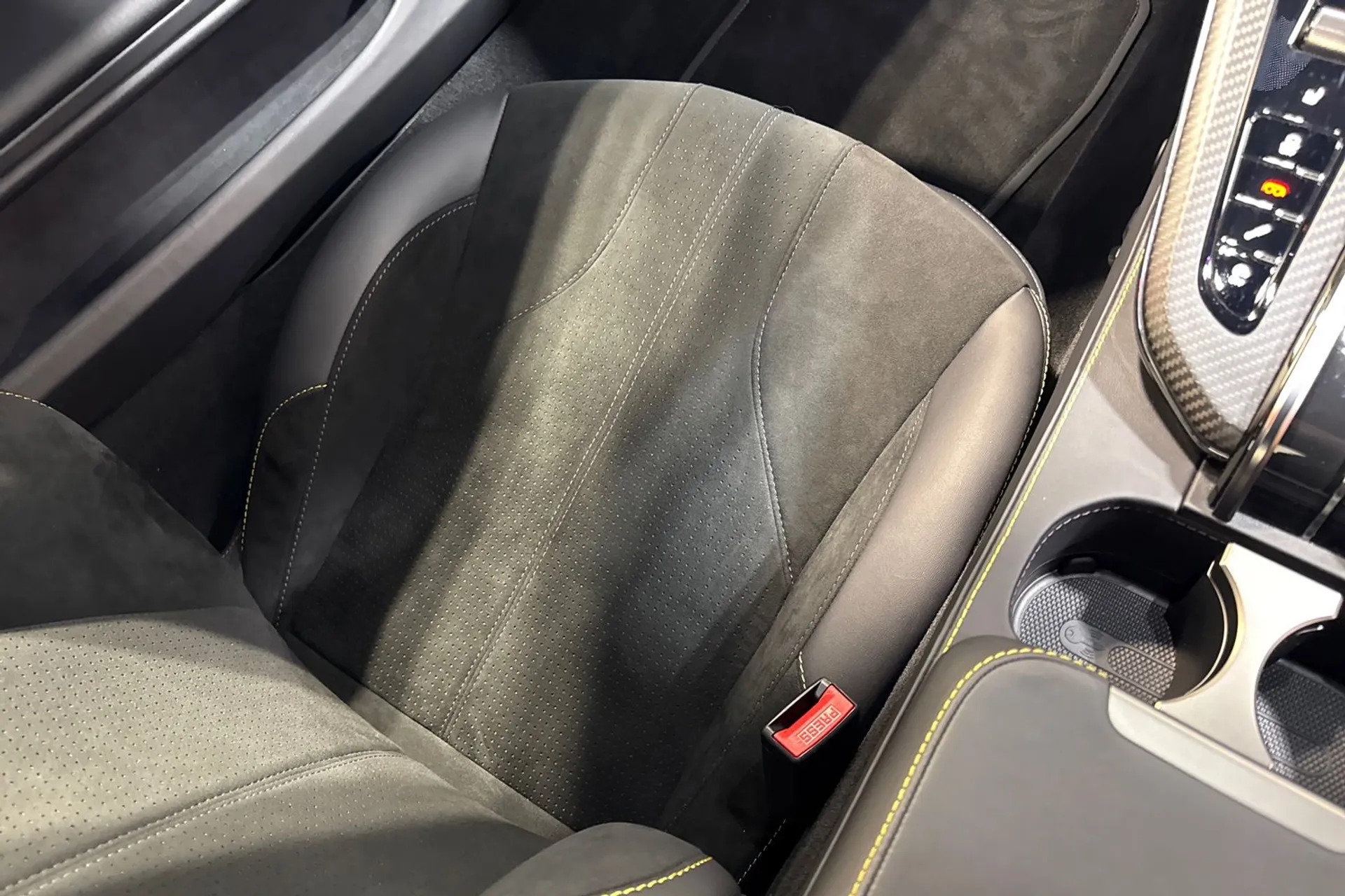 Aston Martin Vantage thumbnail image number 34