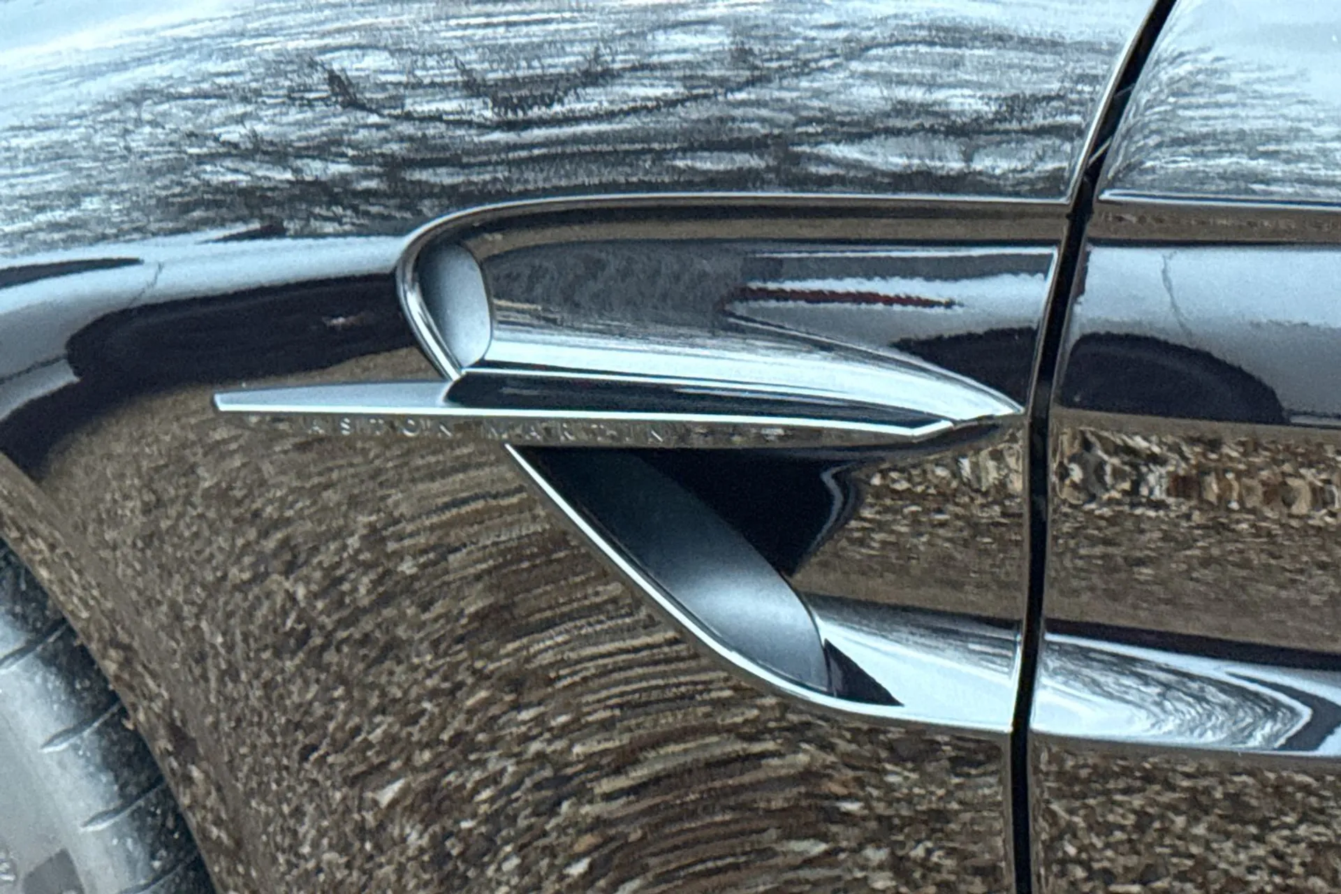 Aston Martin Vantage thumbnail image number 43