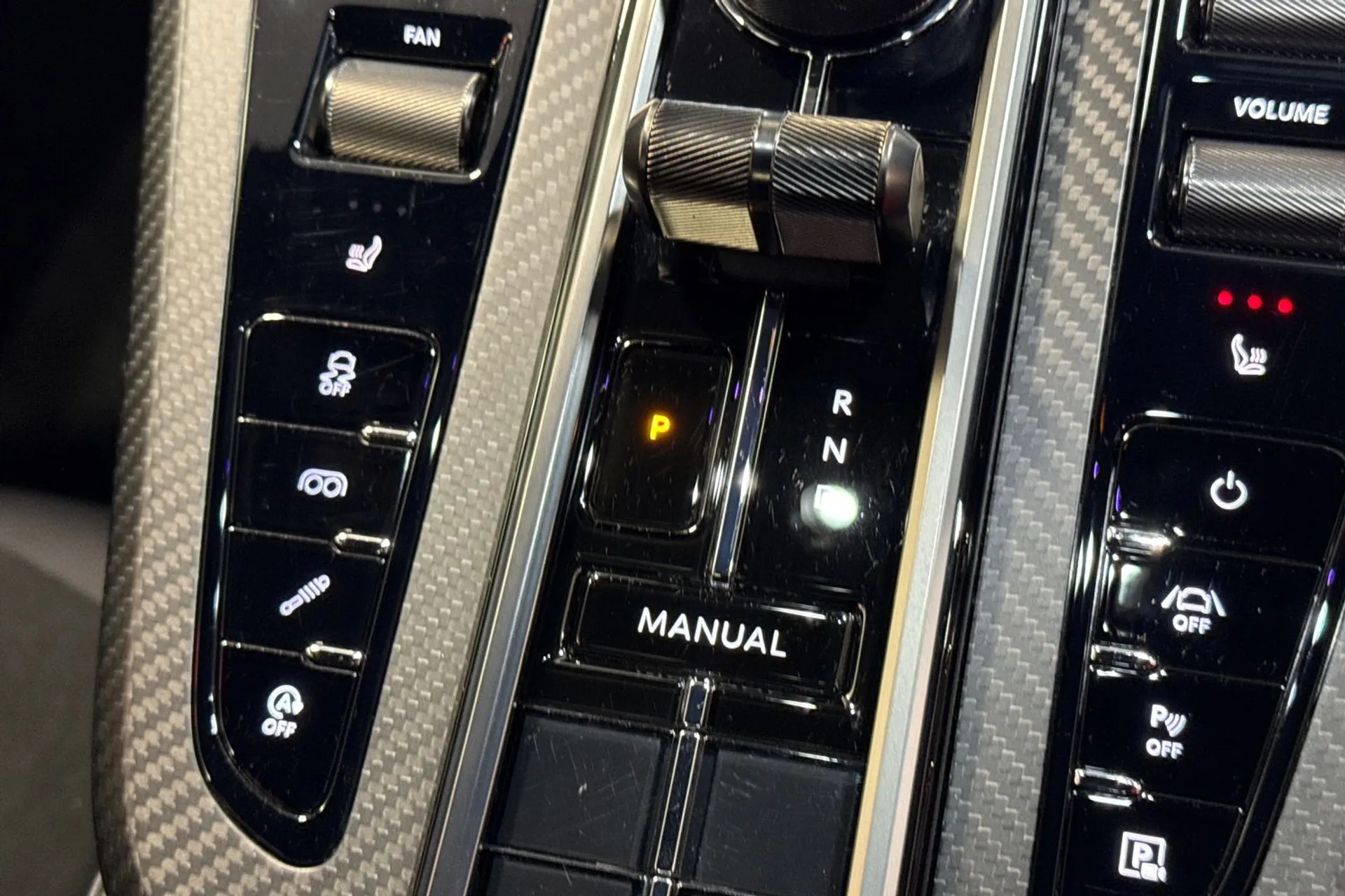 Aston Martin Vantage thumbnail image number 56