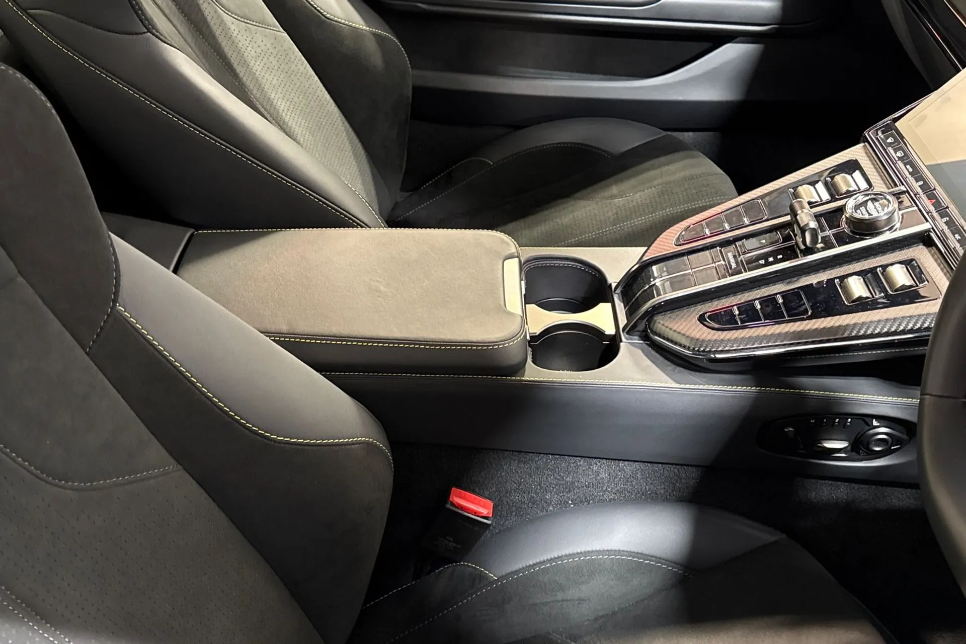 Aston Martin Vantage thumbnail image number 42