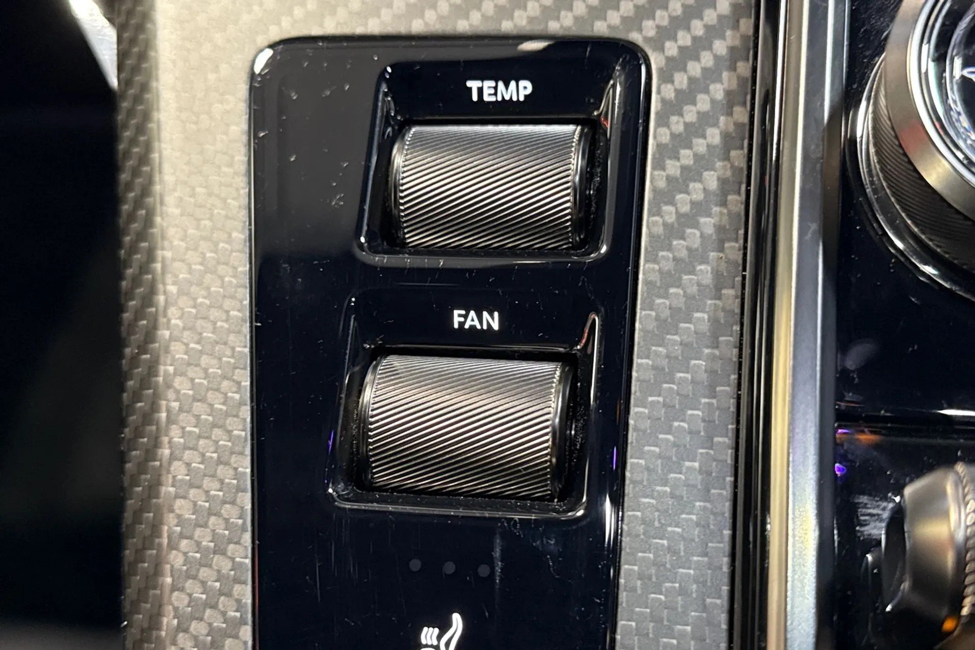 Aston Martin Vantage thumbnail image number 54