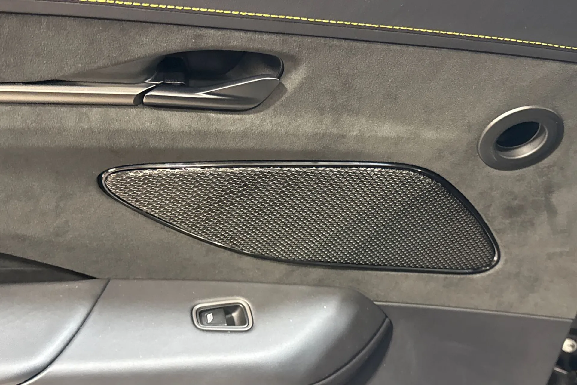 Aston Martin Vantage thumbnail image number 49