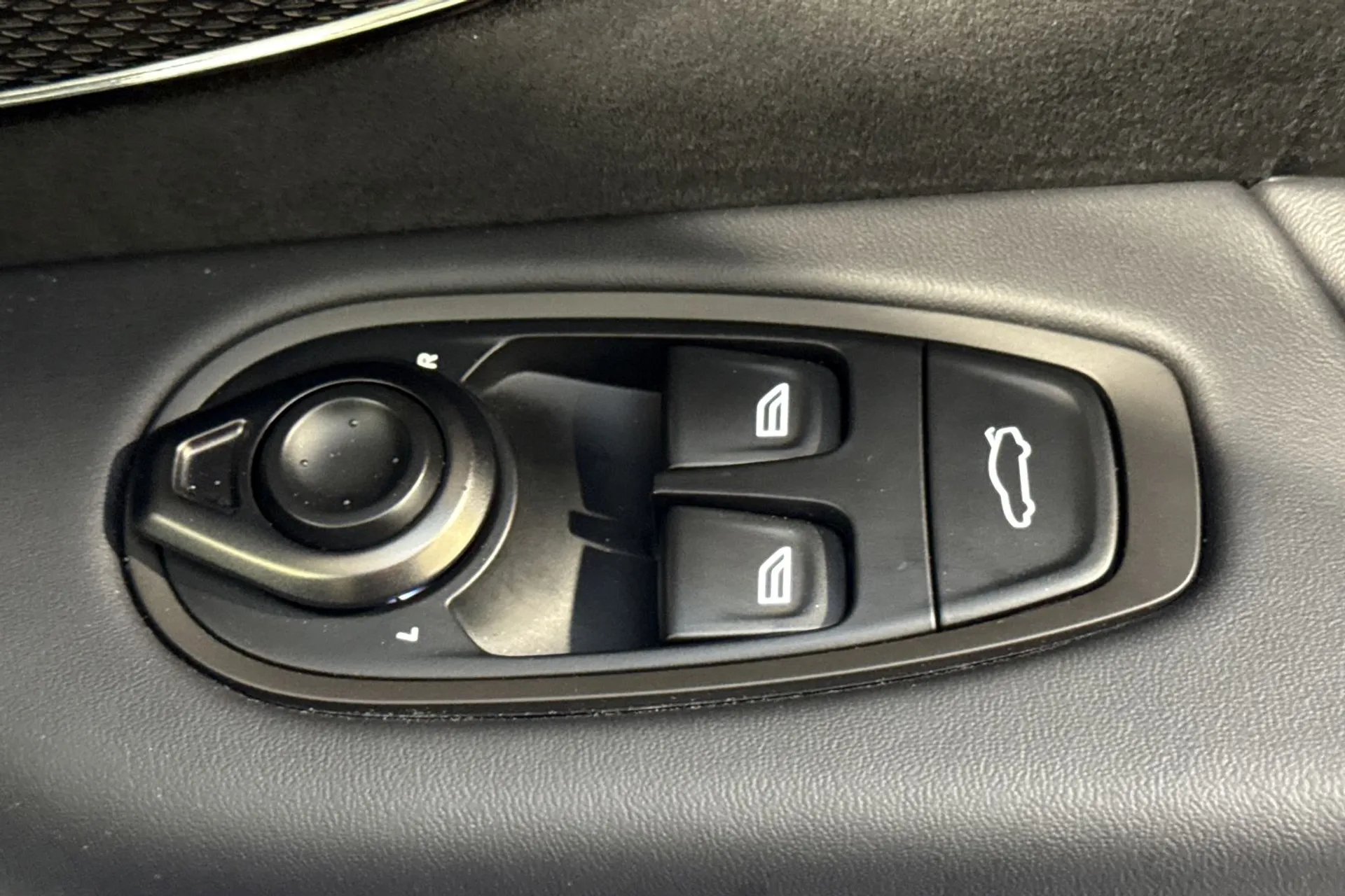 Aston Martin Vantage thumbnail image number 59