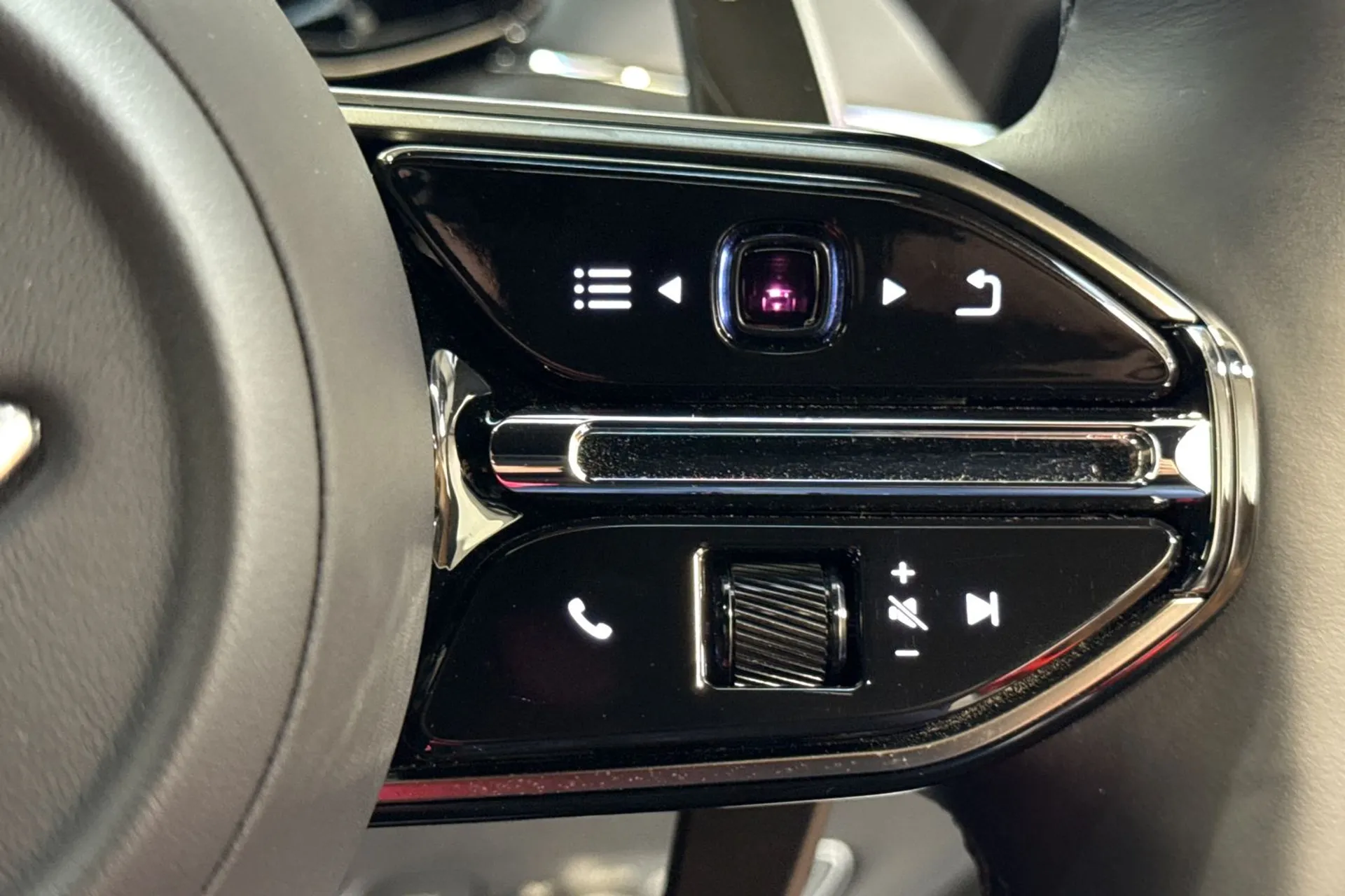 Aston Martin Vantage thumbnail image number 39