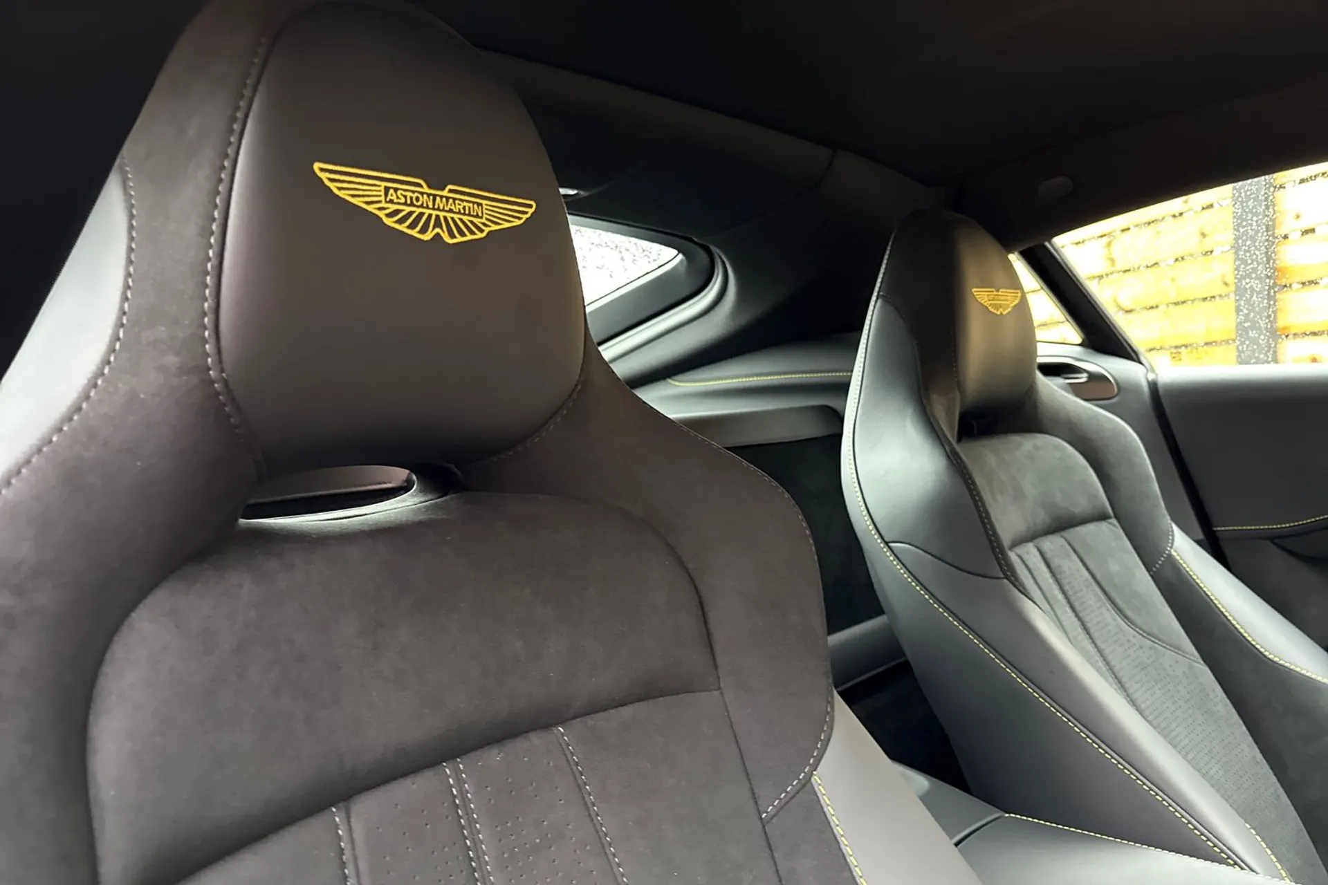 Aston Martin Vantage thumbnail image number 25