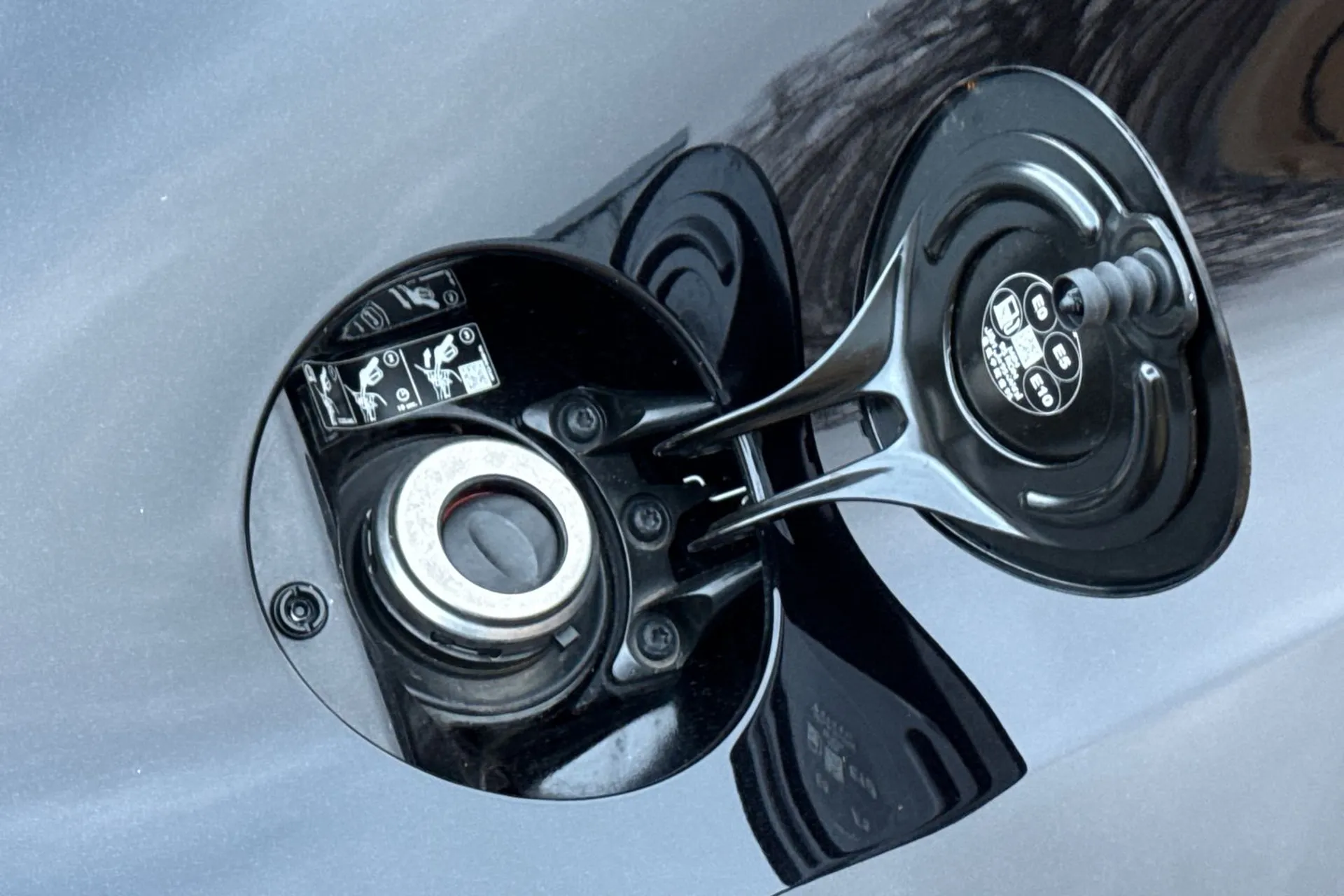 Aston Martin Vantage thumbnail image number 20