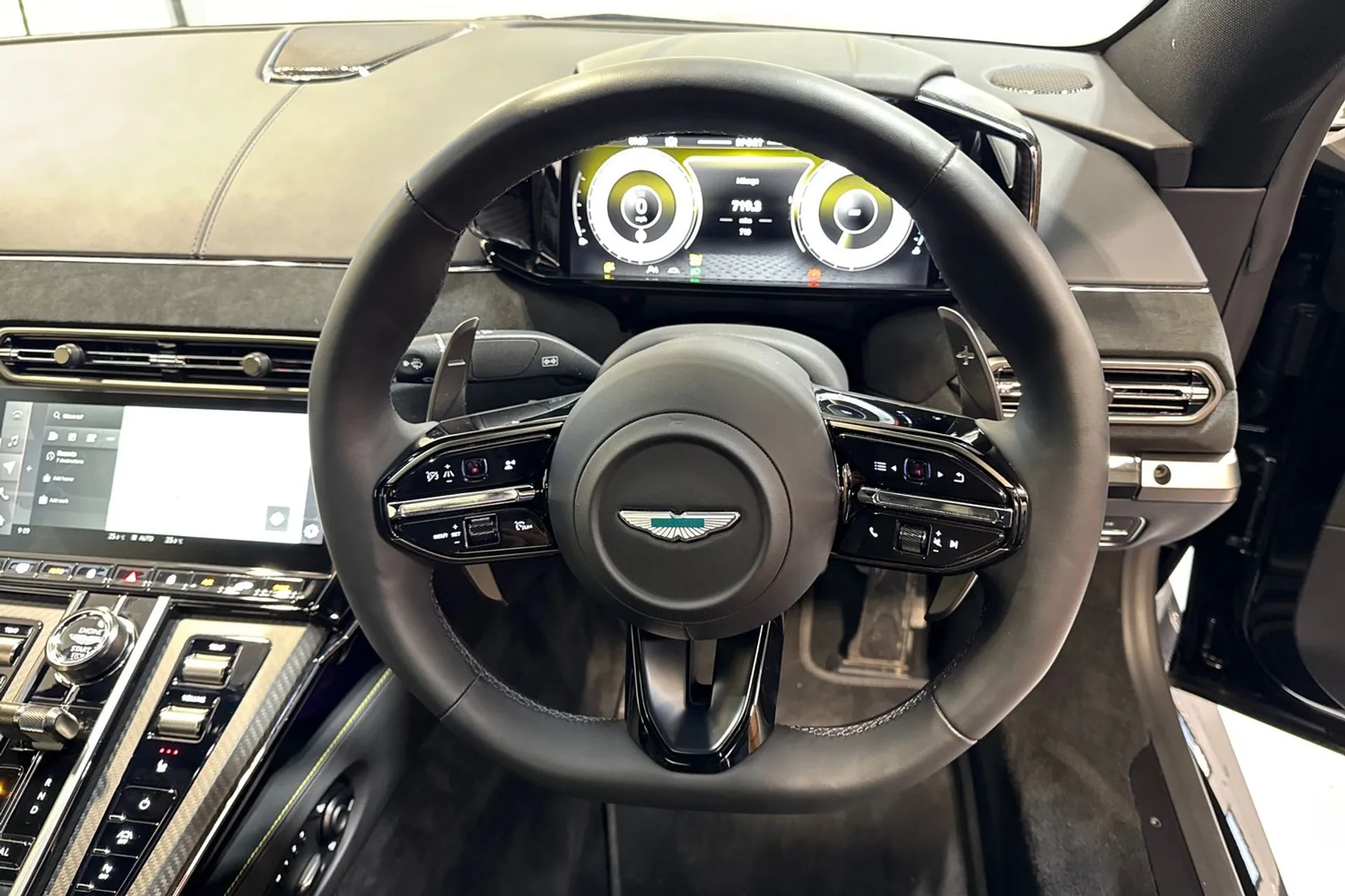 Aston Martin Vantage thumbnail image number 36