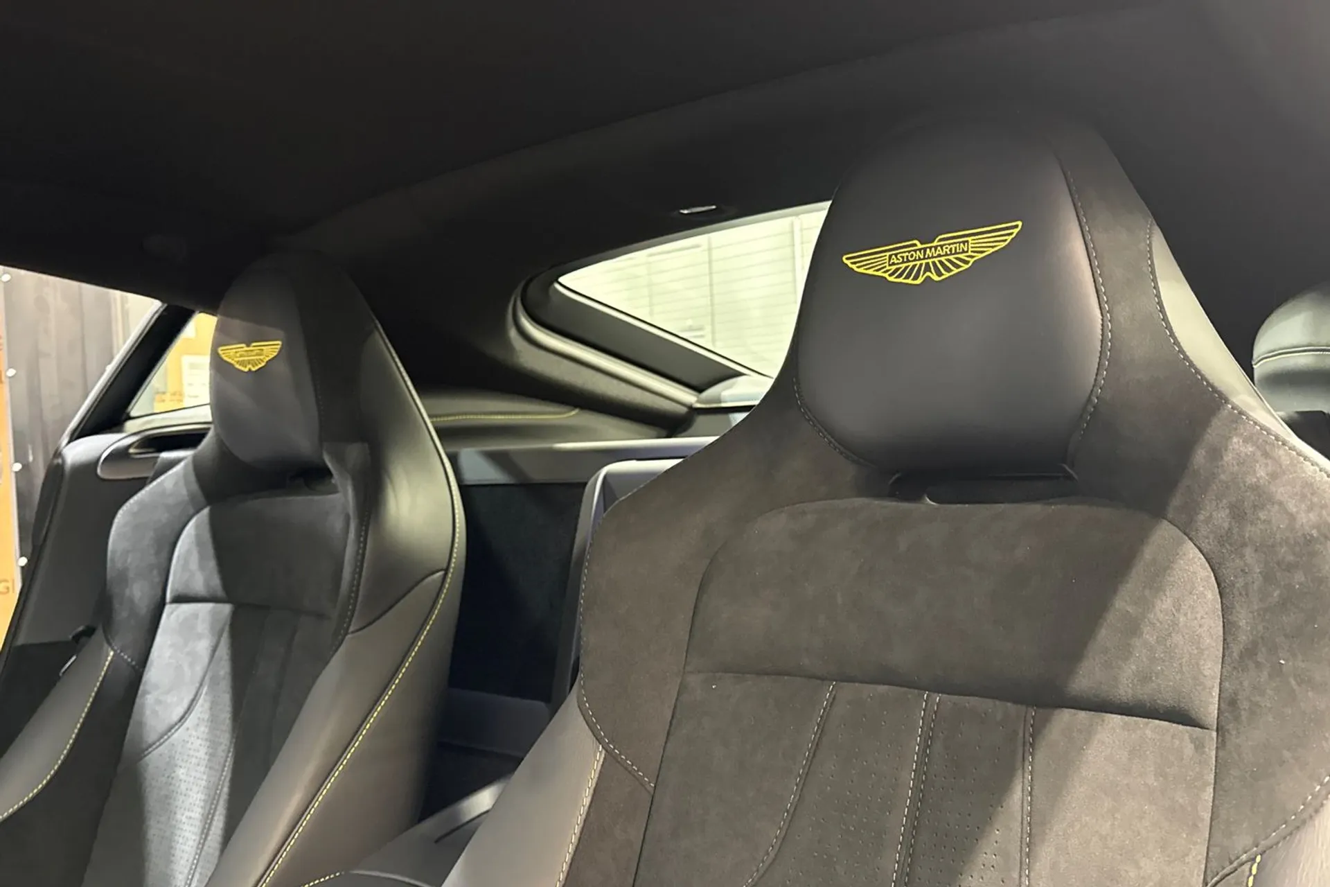 Aston Martin Vantage thumbnail image number 30