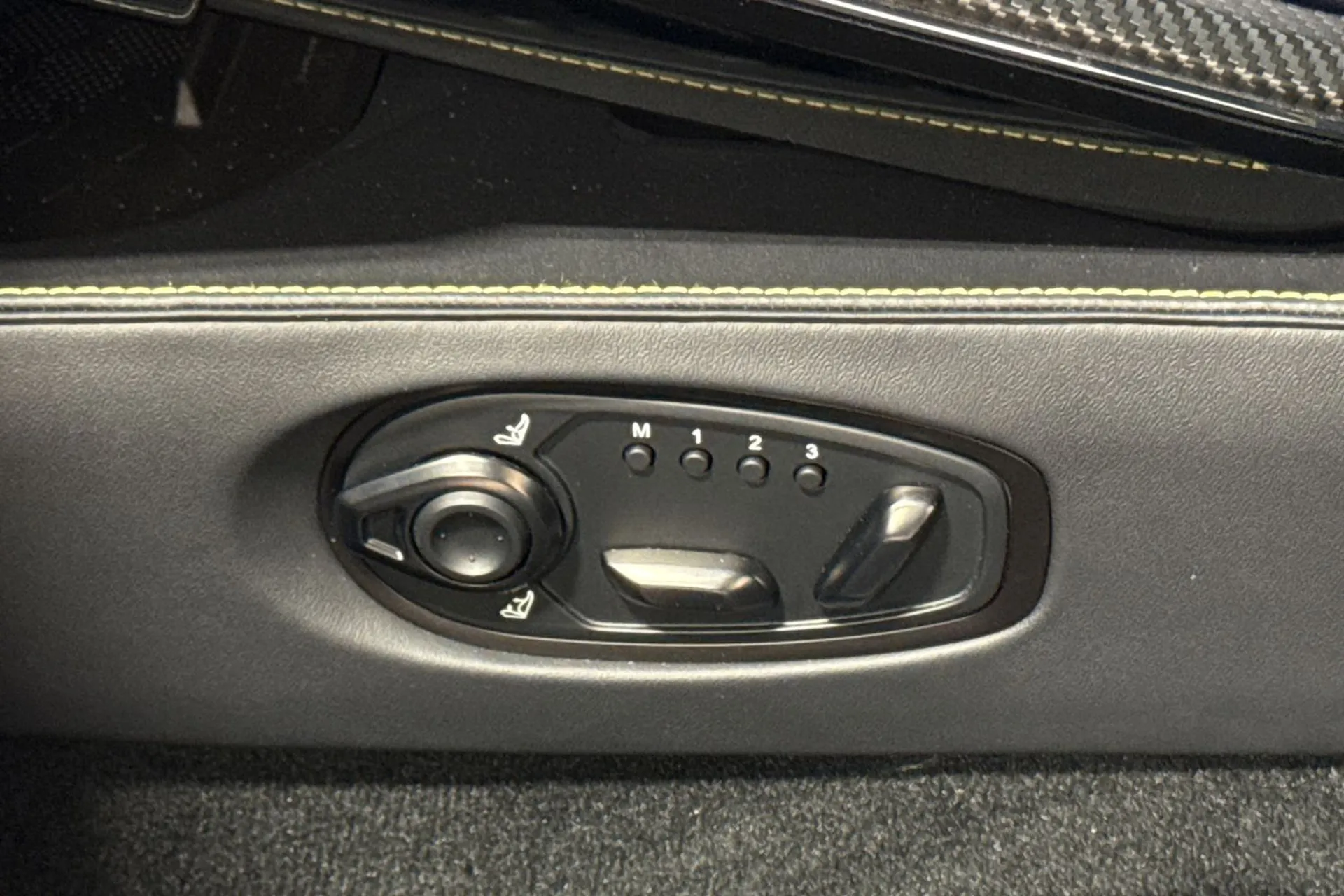 Aston Martin Vantage thumbnail image number 51