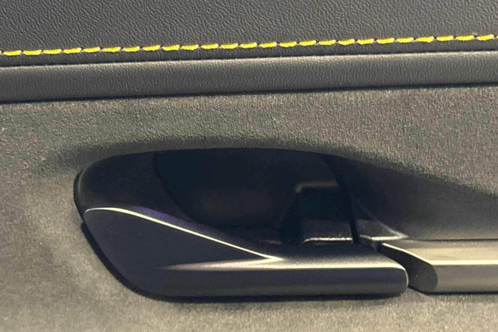 Aston Martin Vantage thumbnail image number 60