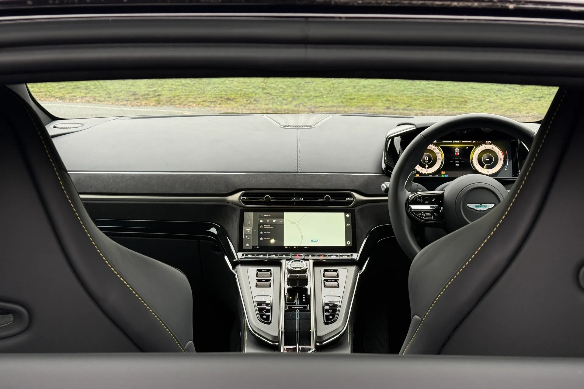 Aston Martin Vantage thumbnail image number 24