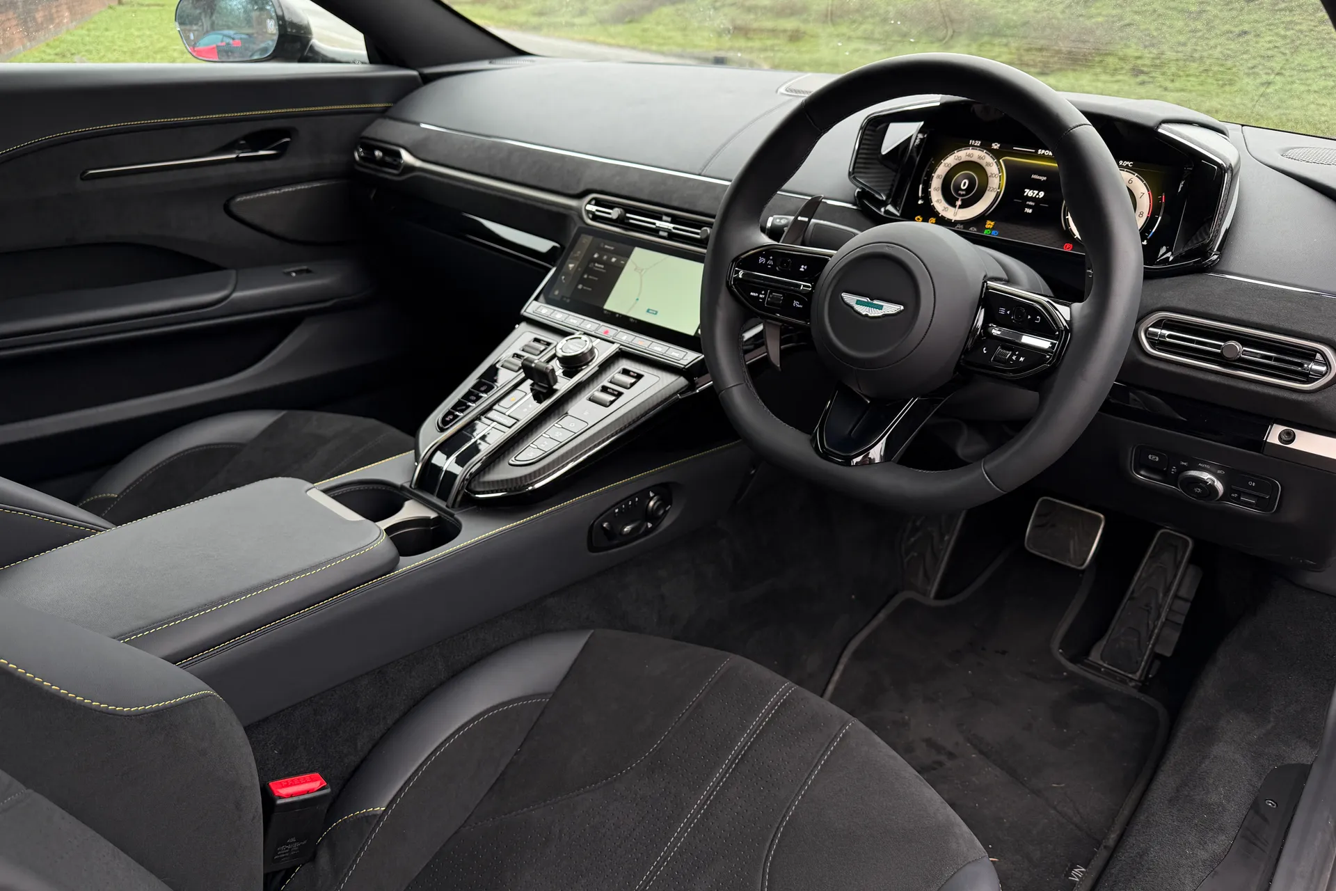 Aston Martin Vantage thumbnail image number 16