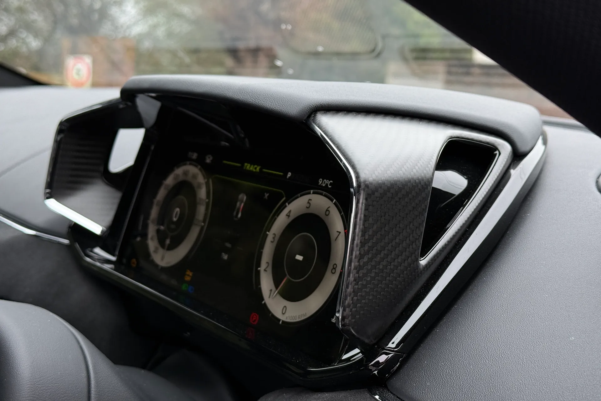 Aston Martin Vantage thumbnail image number 38