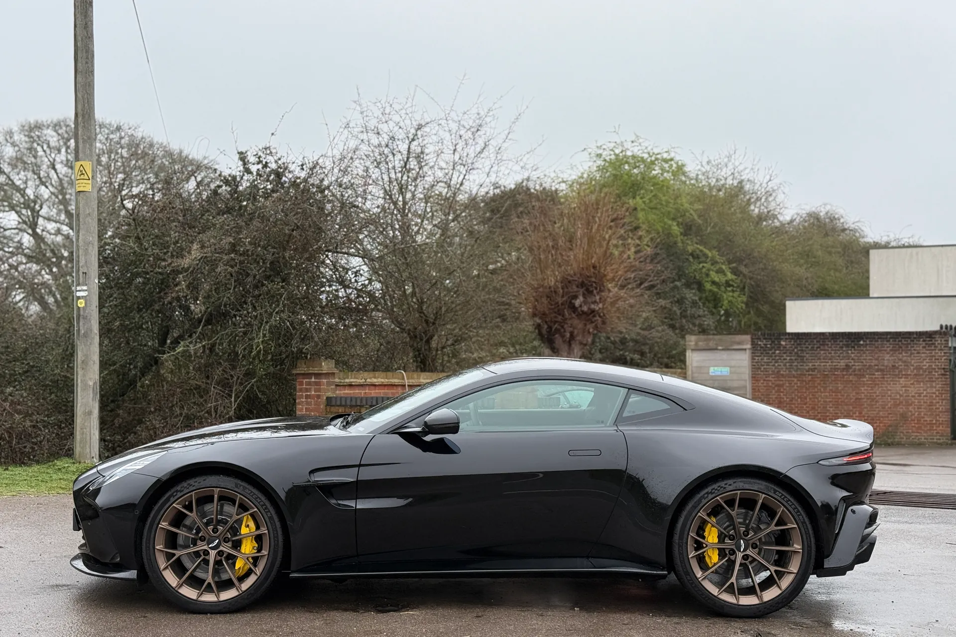 Aston Martin Vantage thumbnail image number 3