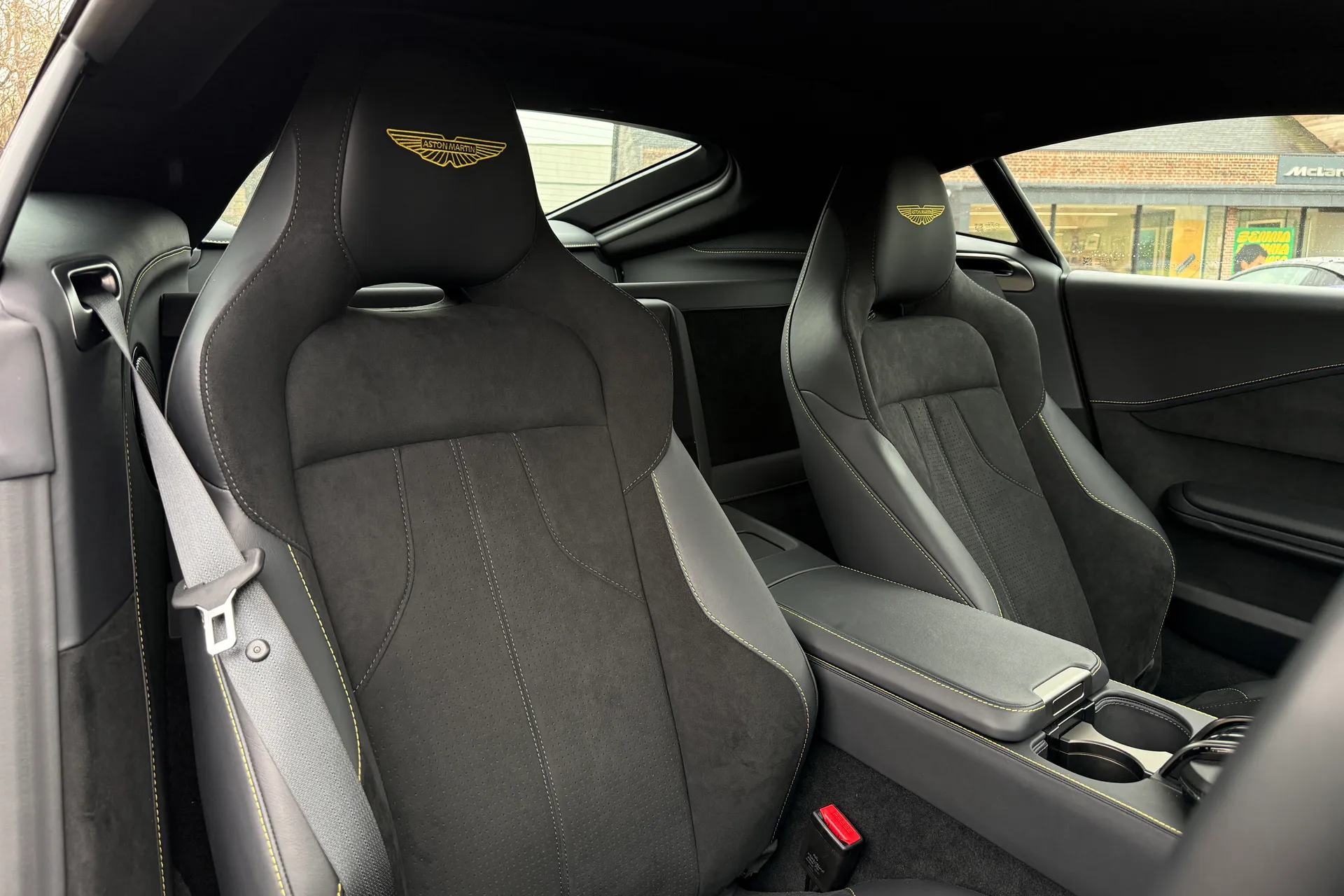 Aston Martin Vantage thumbnail image number 4