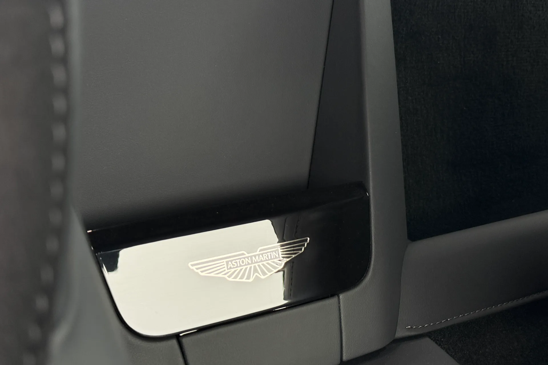 Aston Martin Vantage thumbnail image number 23