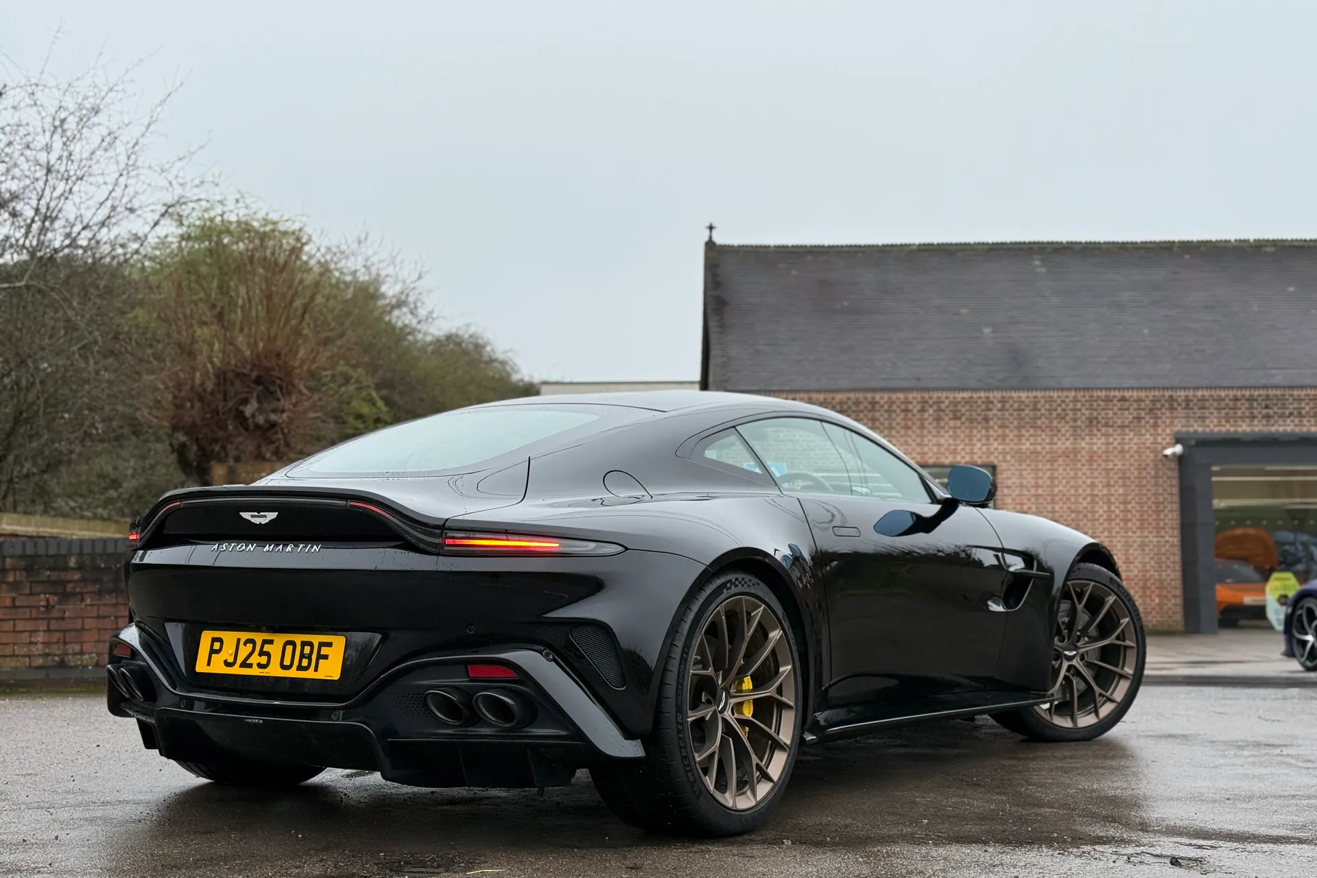 Aston Martin Vantage thumbnail image number 2