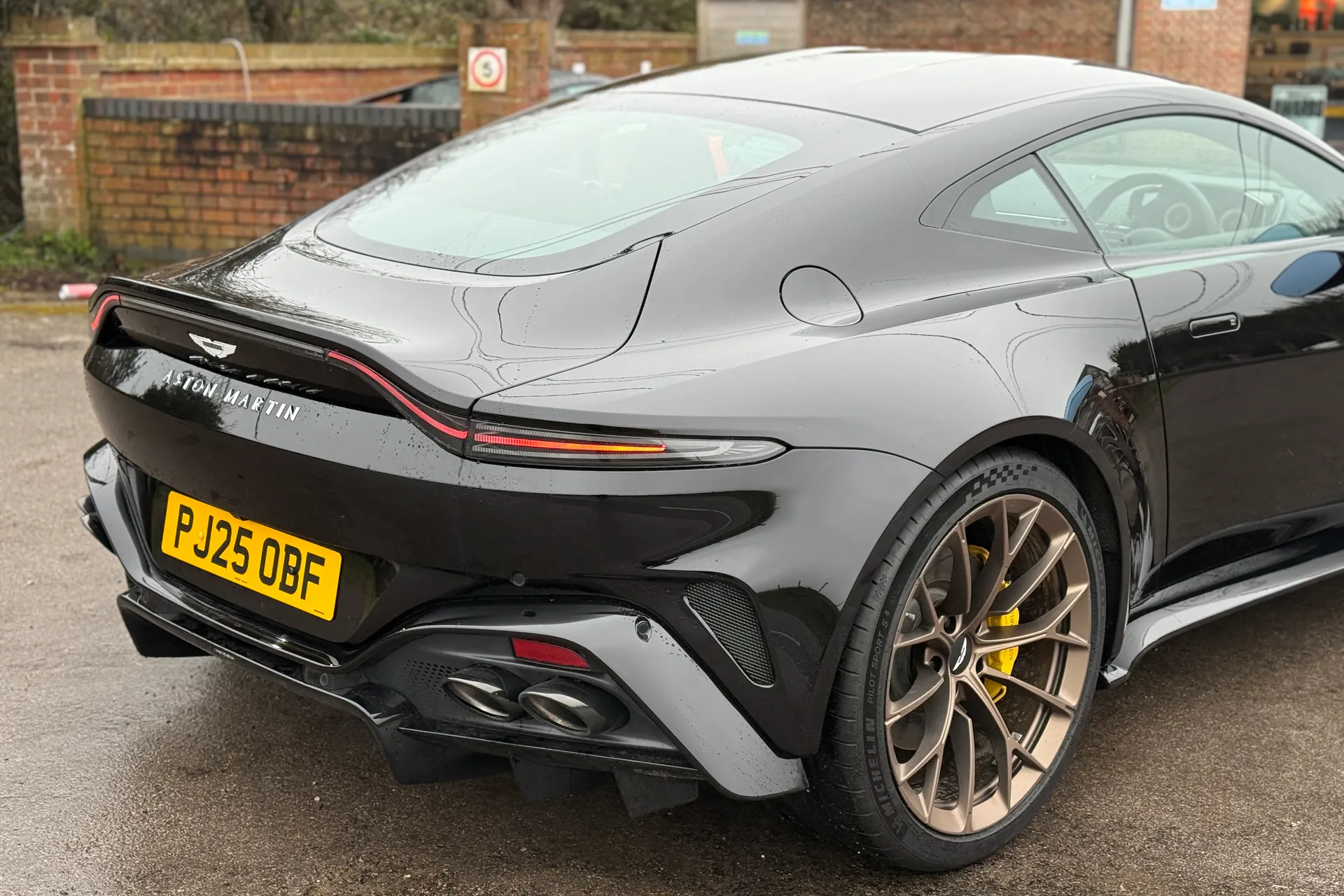 Aston Martin Vantage thumbnail image number 36