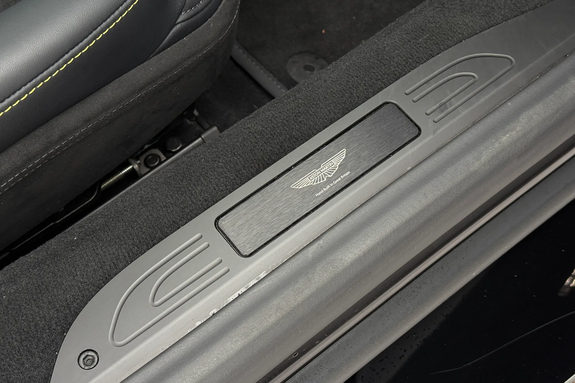 Aston Martin Vantage thumbnail image number 37